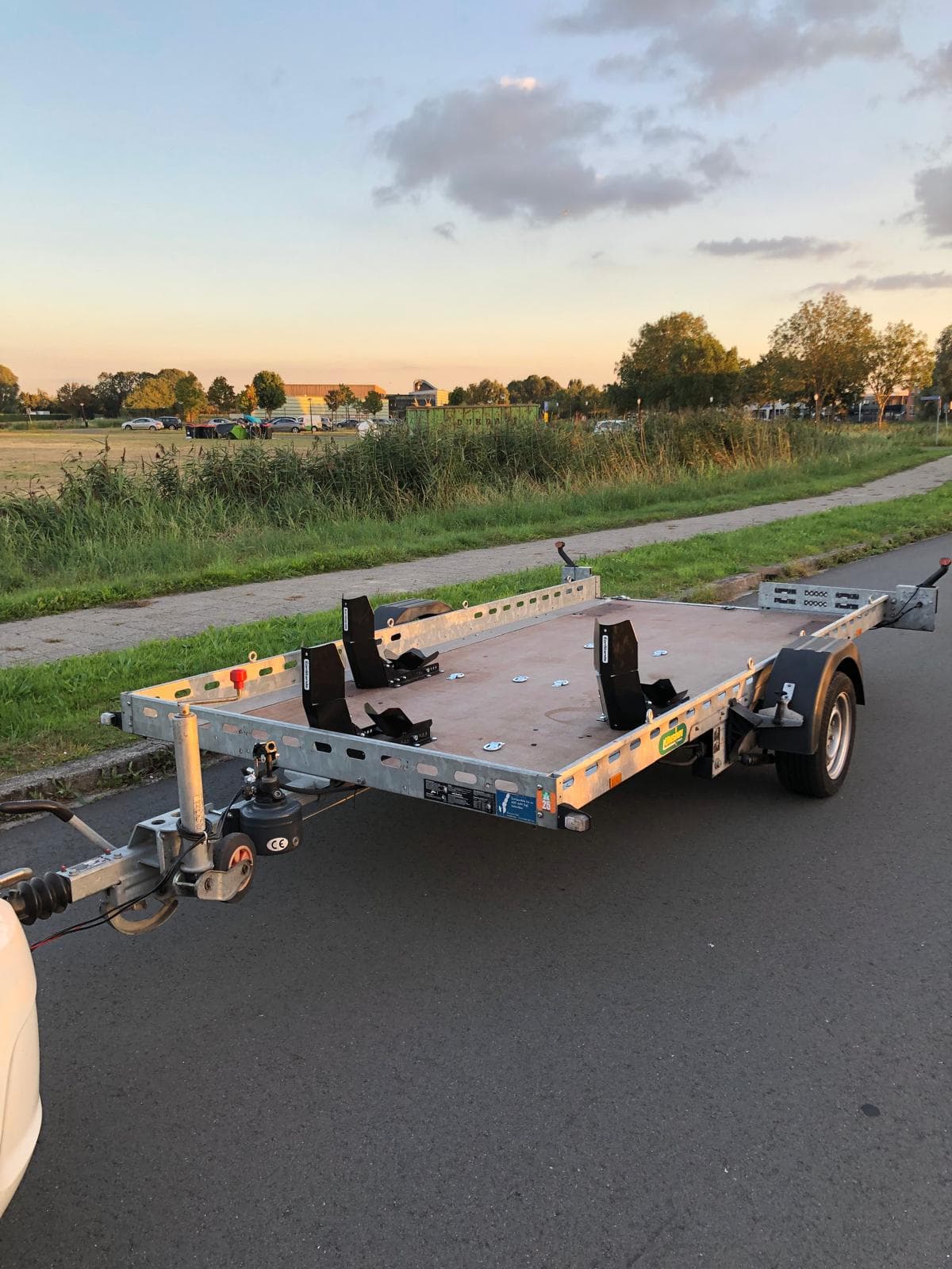 hydraulisch verlaagbare motoraanhanger te huur | 1/3 motoren
