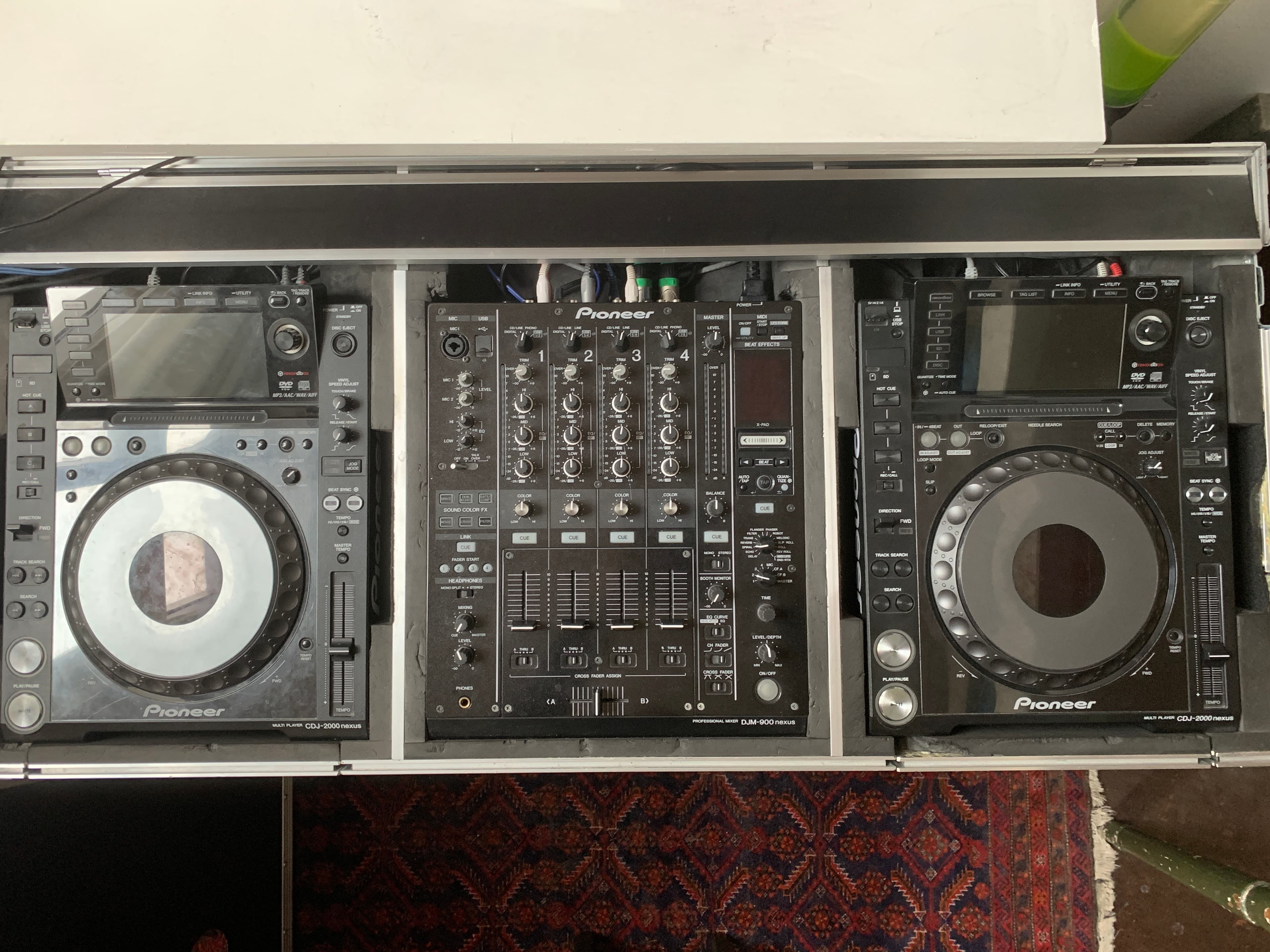 DJ set: Pioneer CDJs 2000 NX + 900 NX Mixer