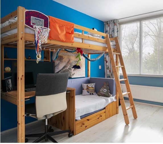 Gratis ophalen hoogslaper , bureau en bedbank (grenenhout met blauwe kussen)