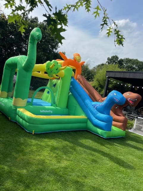 Springkussen met glijbaan te huur! Past in iedere tuin