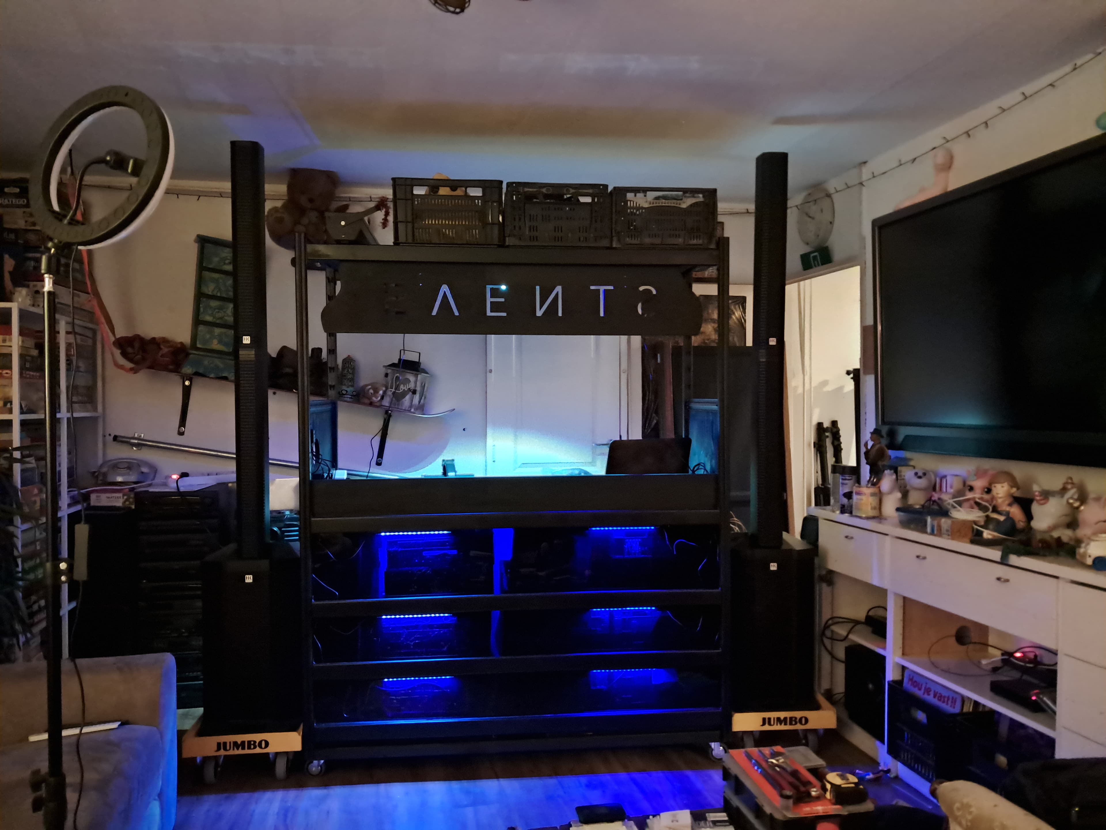 Compleete DJ Set en Booth zie beschrijving.