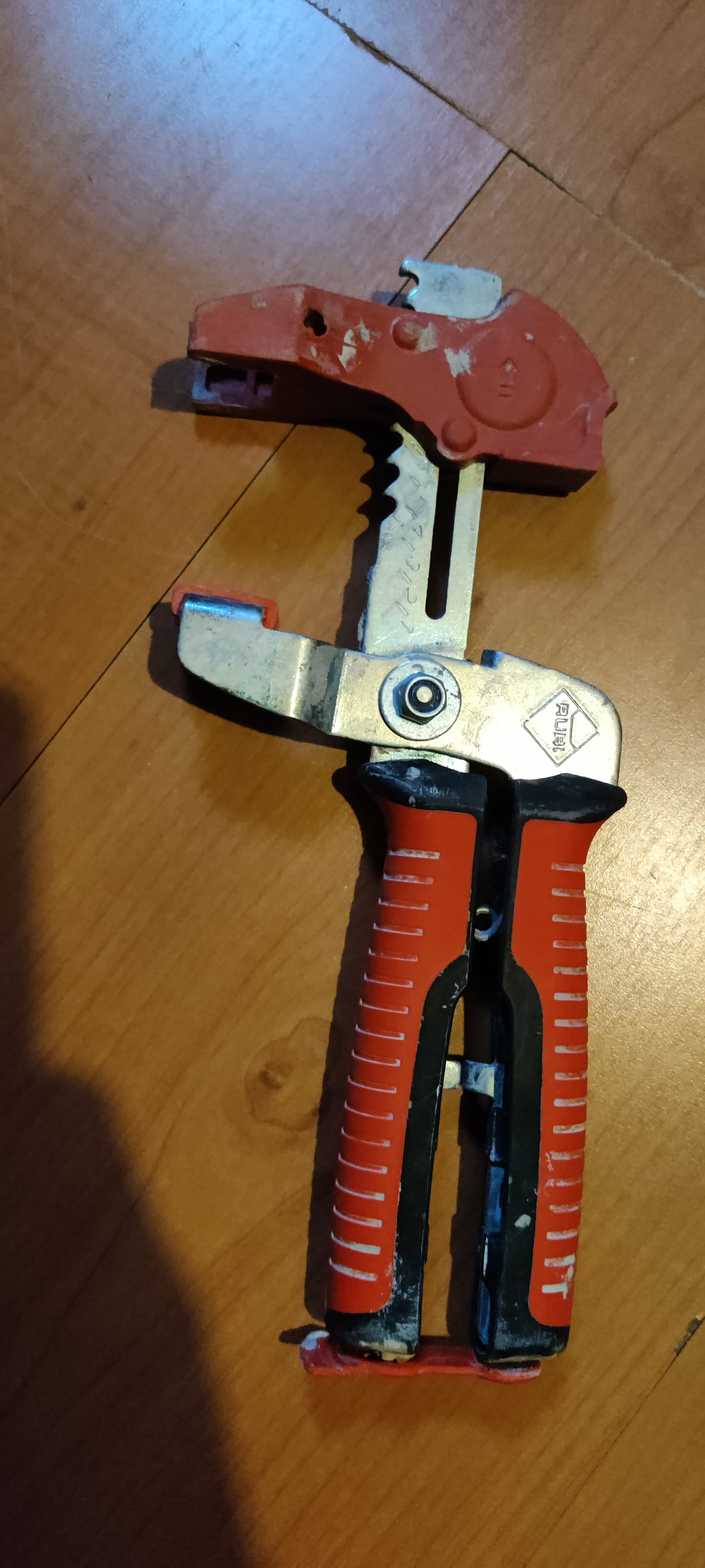 Tegelzetgereedschap en voeg inwasset