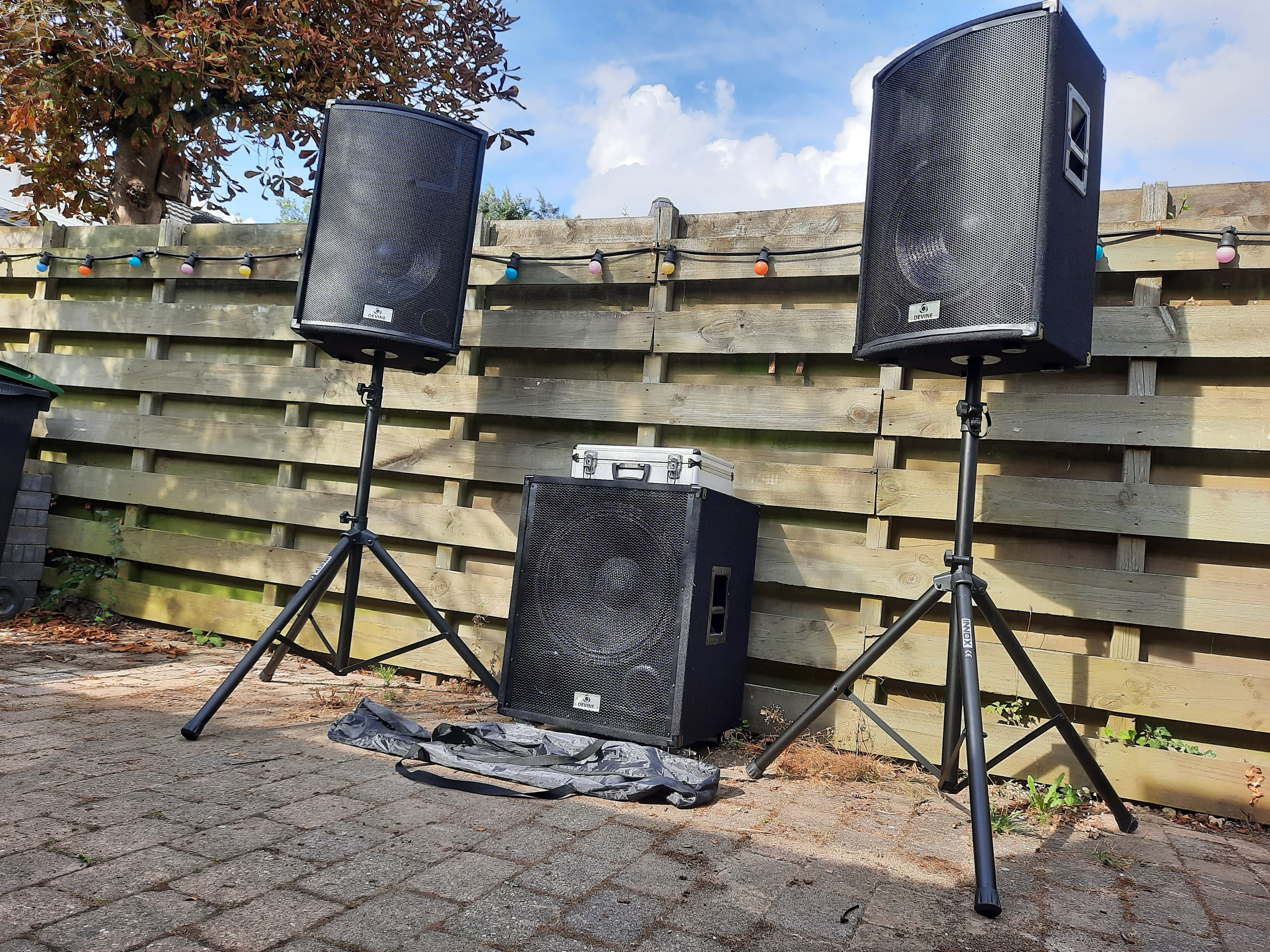TE HUUR - Devine Trono 15 speakerset + GRATIS rookmachine