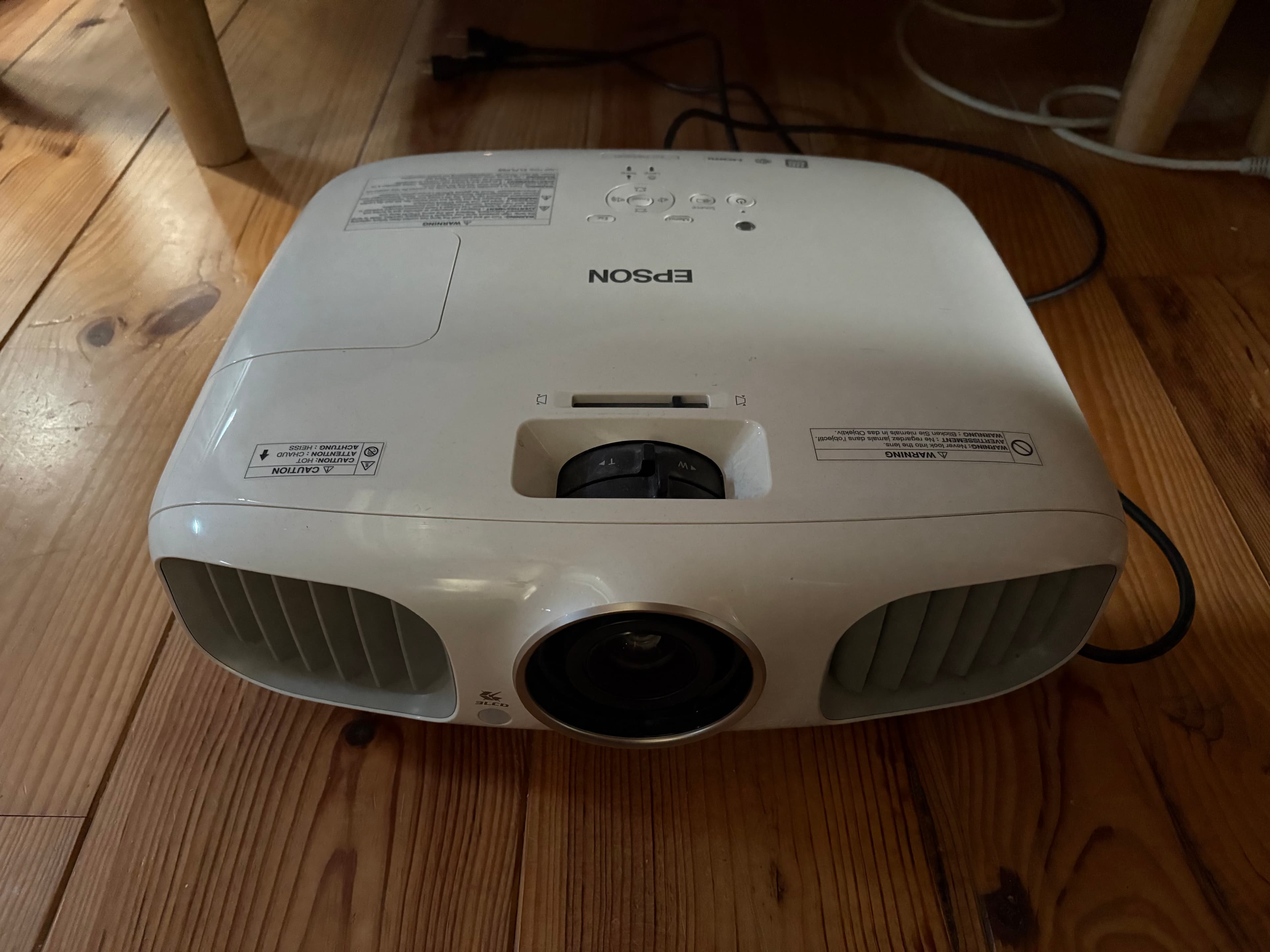 Beamer Epson EH-TW5900 en projectiescherm