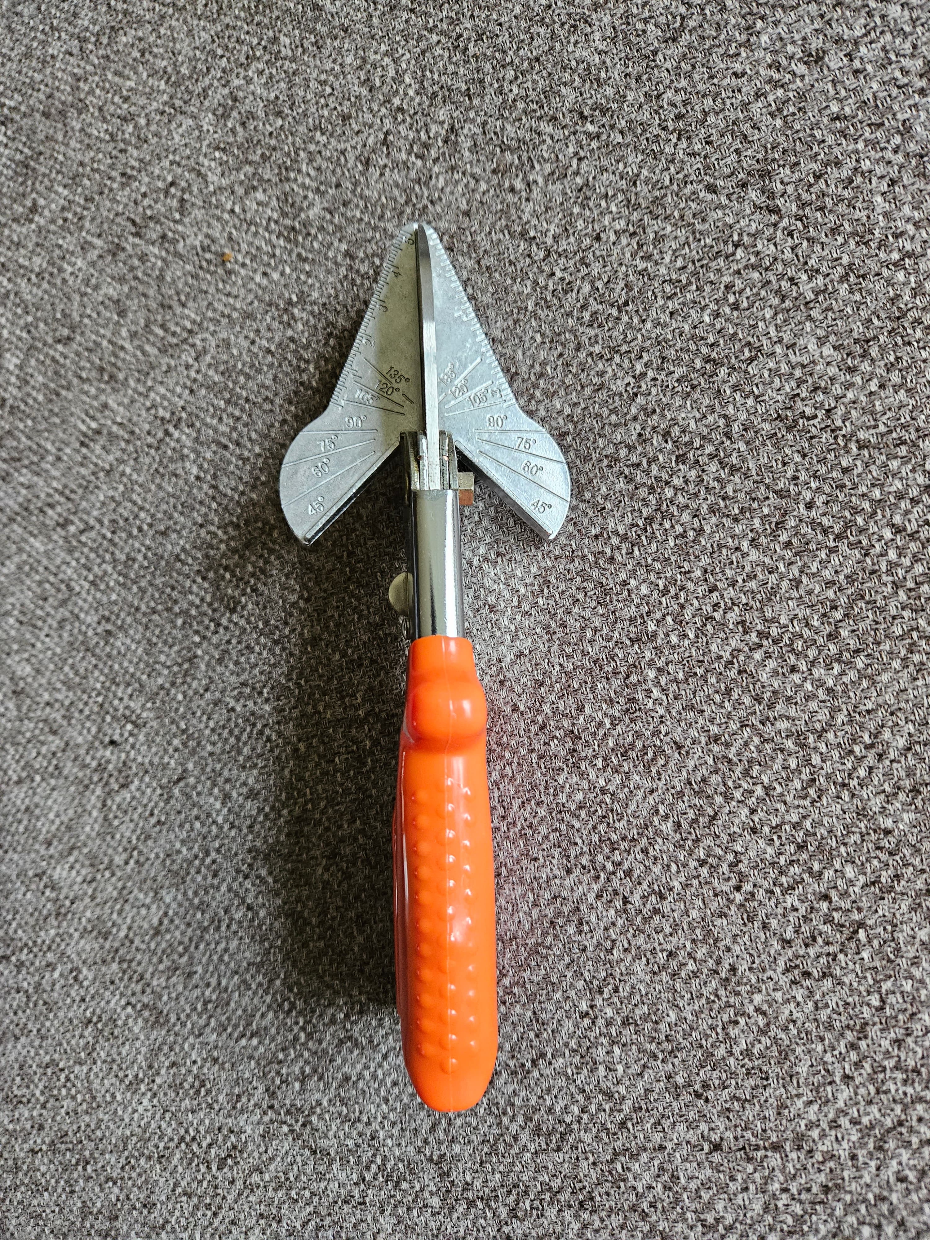 Plintenschaar / verstekschaar voor kleefplinten