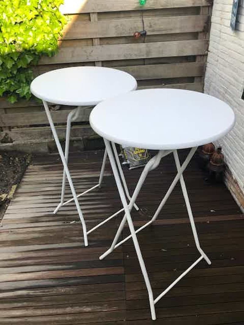 Twee witte statafels huren