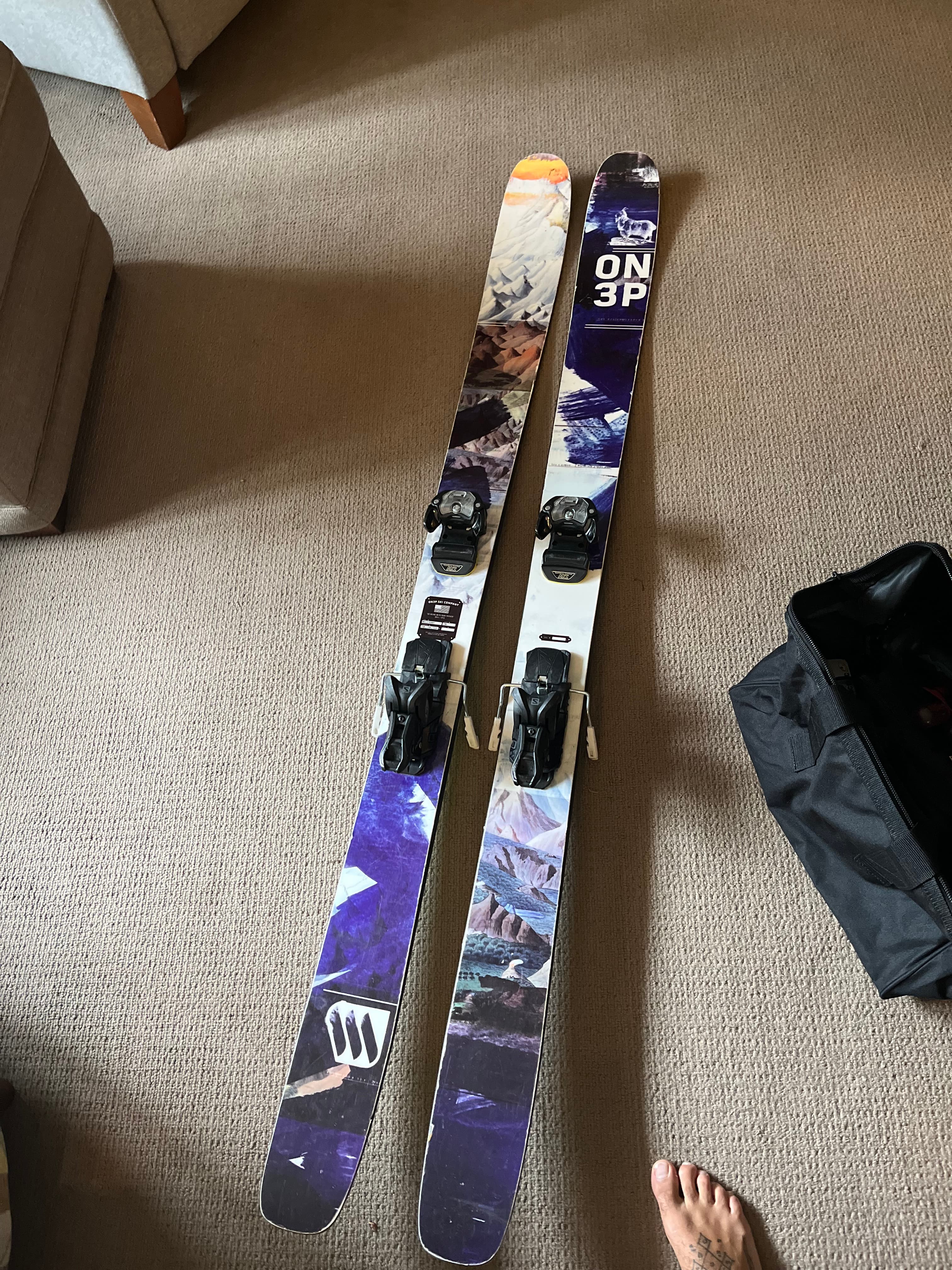 skis