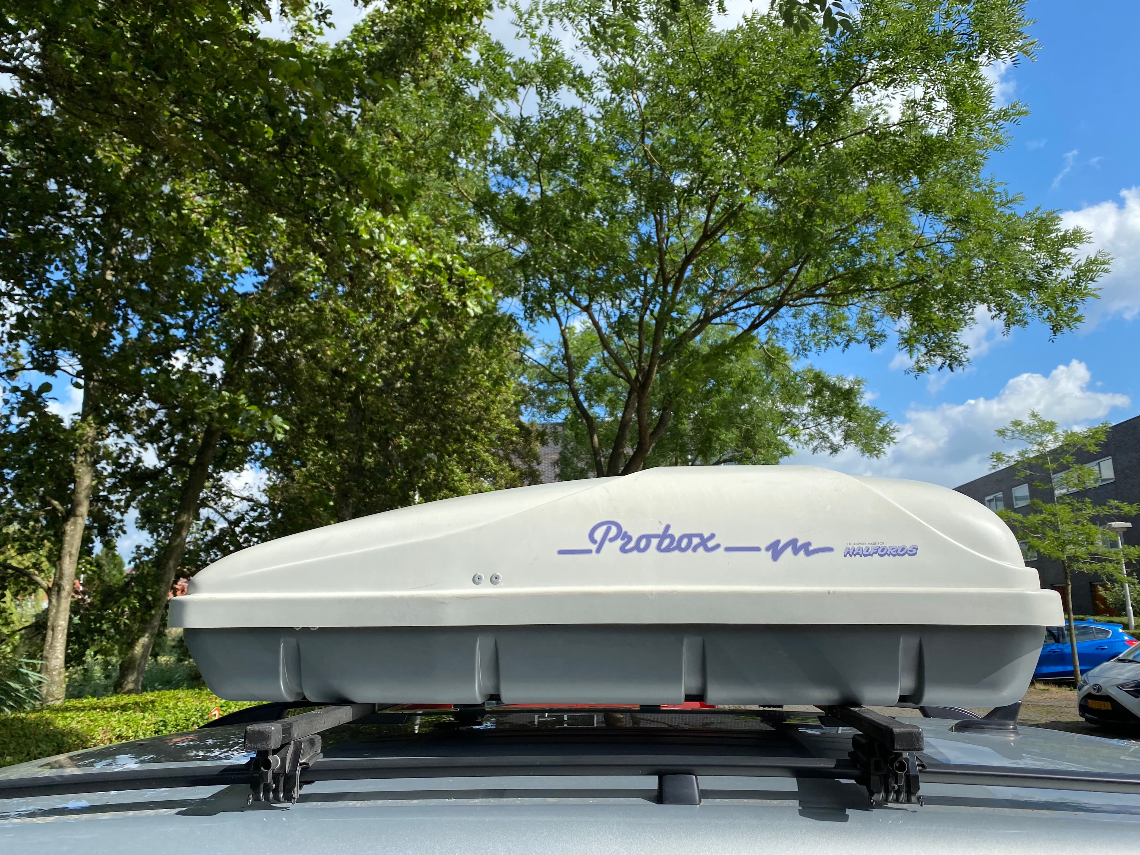 Dakkoffer met universele dakdragers voor open dakrails