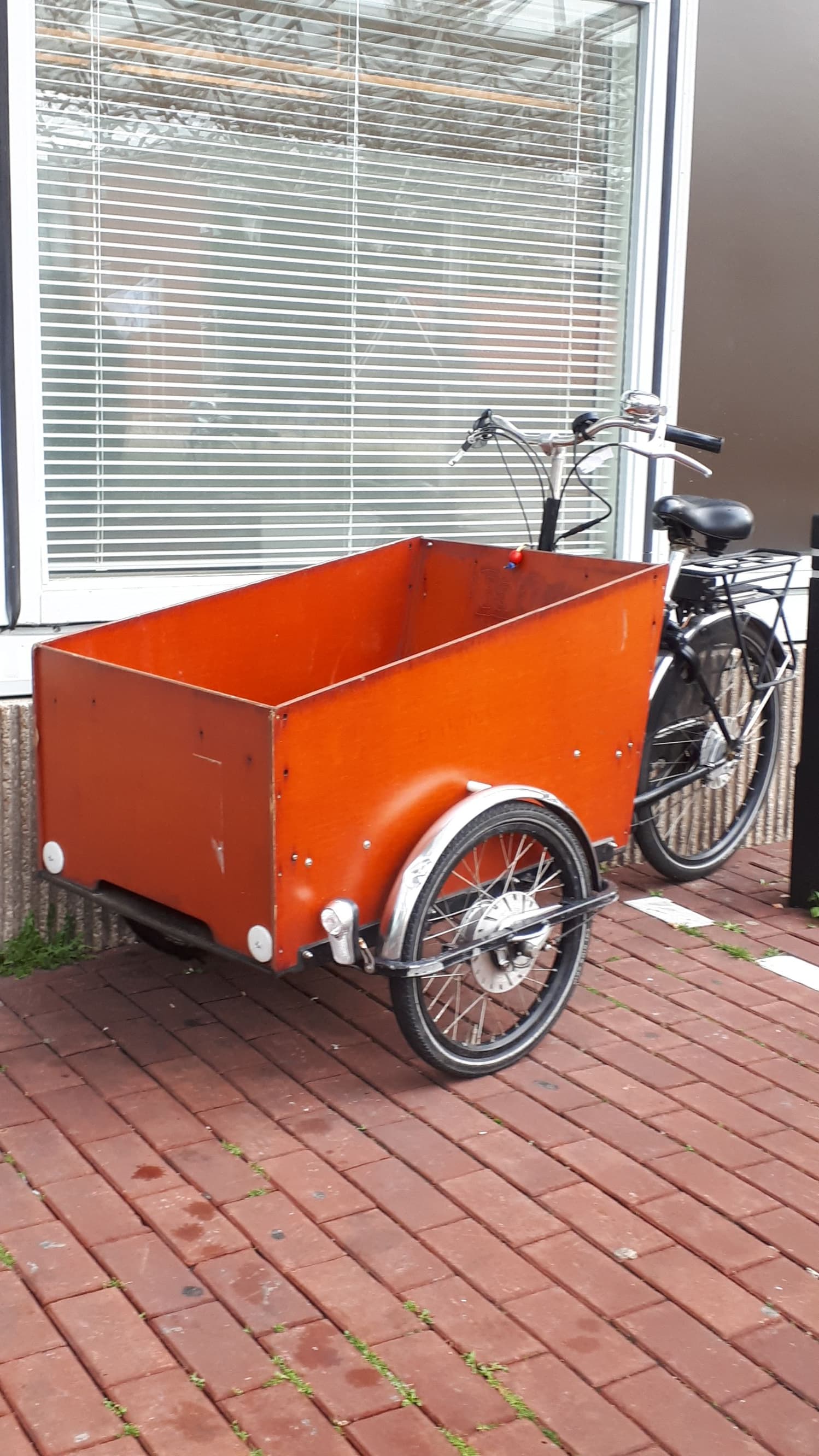 Electrische bakfiets. 2 motoren. Extra breed.