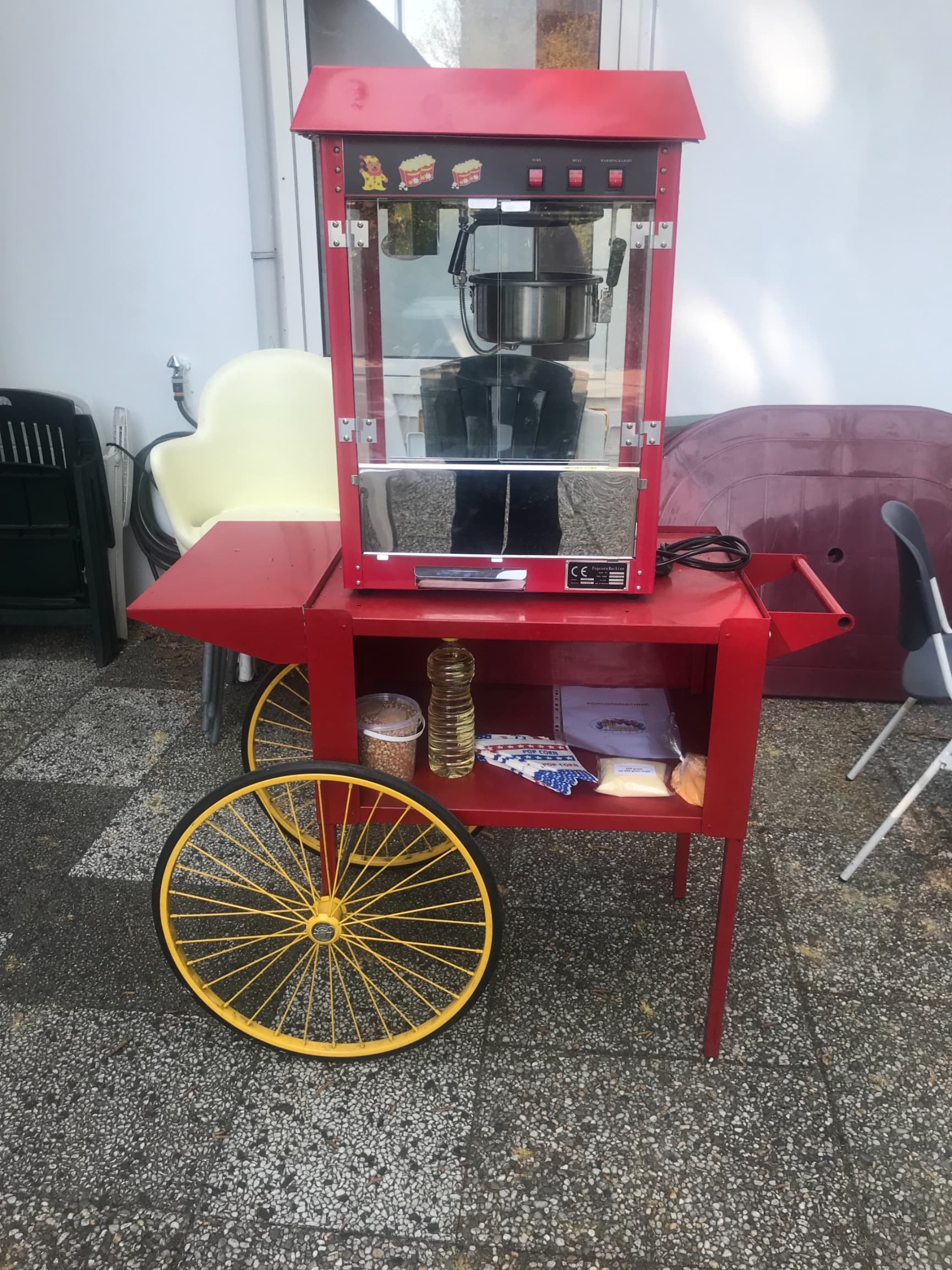 Popcornmachine (met kar) en 50 porties popcorn! 