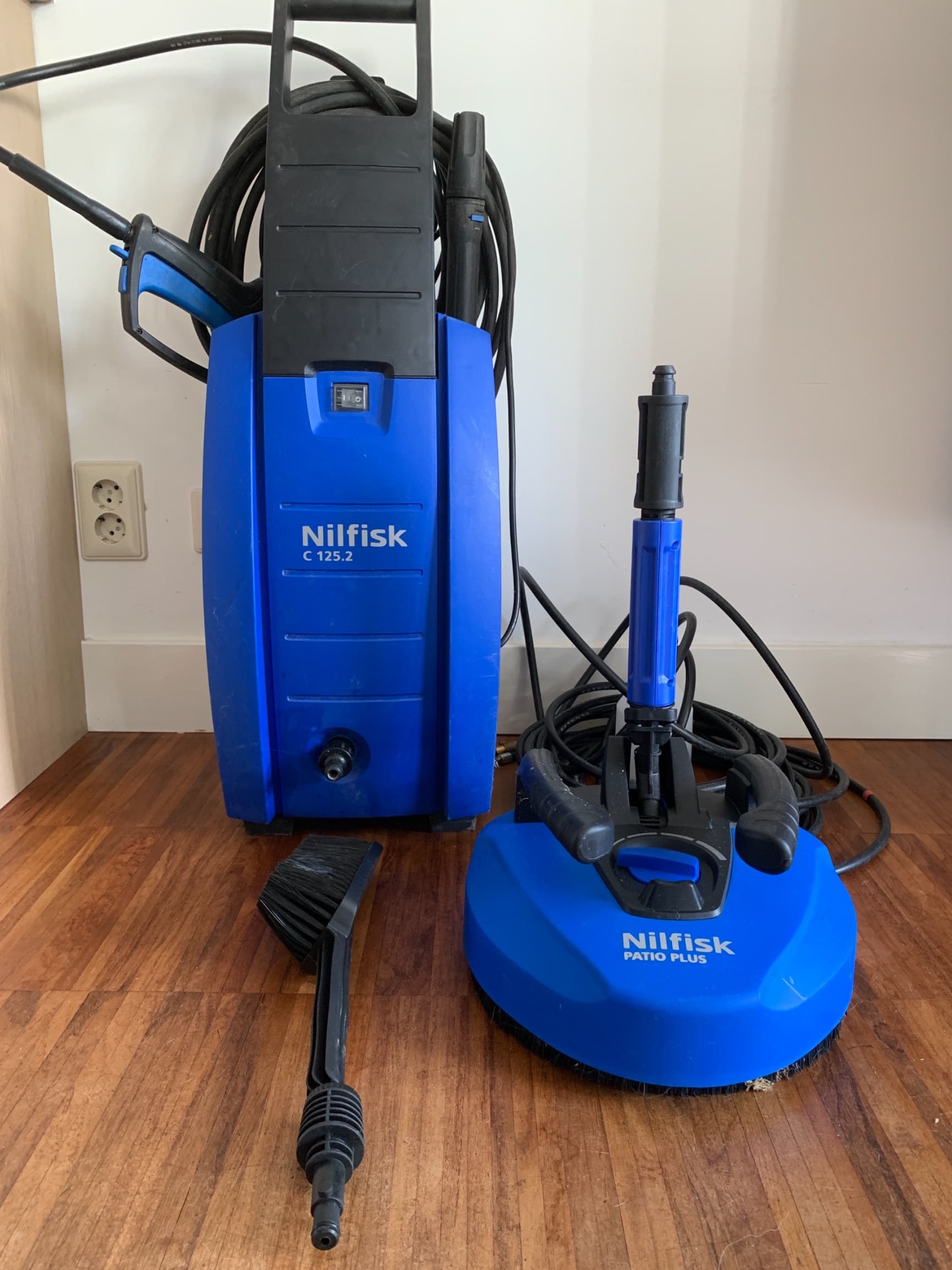 Nilfisk met oa patiocleaner,  rioolslang , wasborstel 
