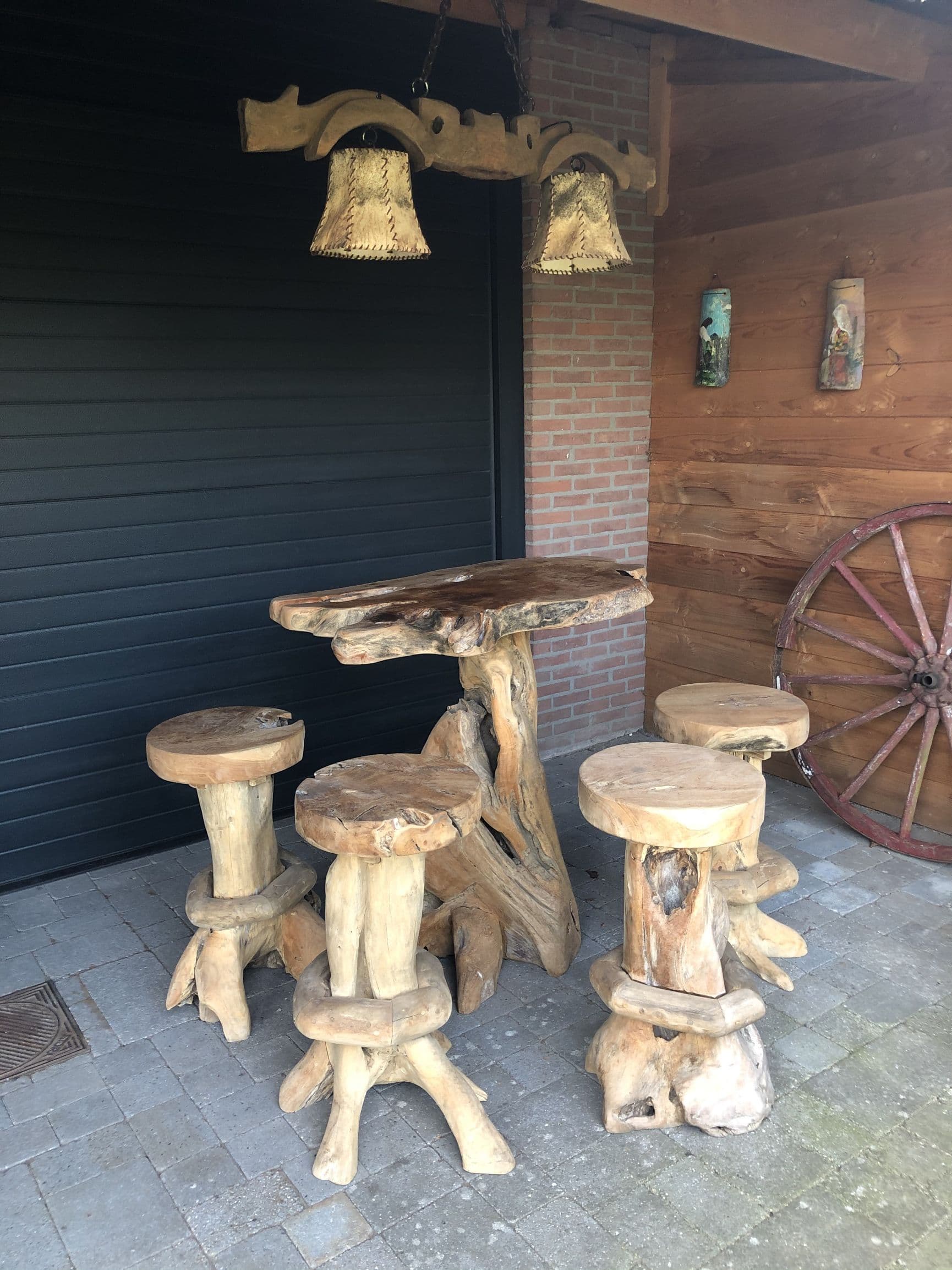 Stoere houten bartafel met 4 krukken