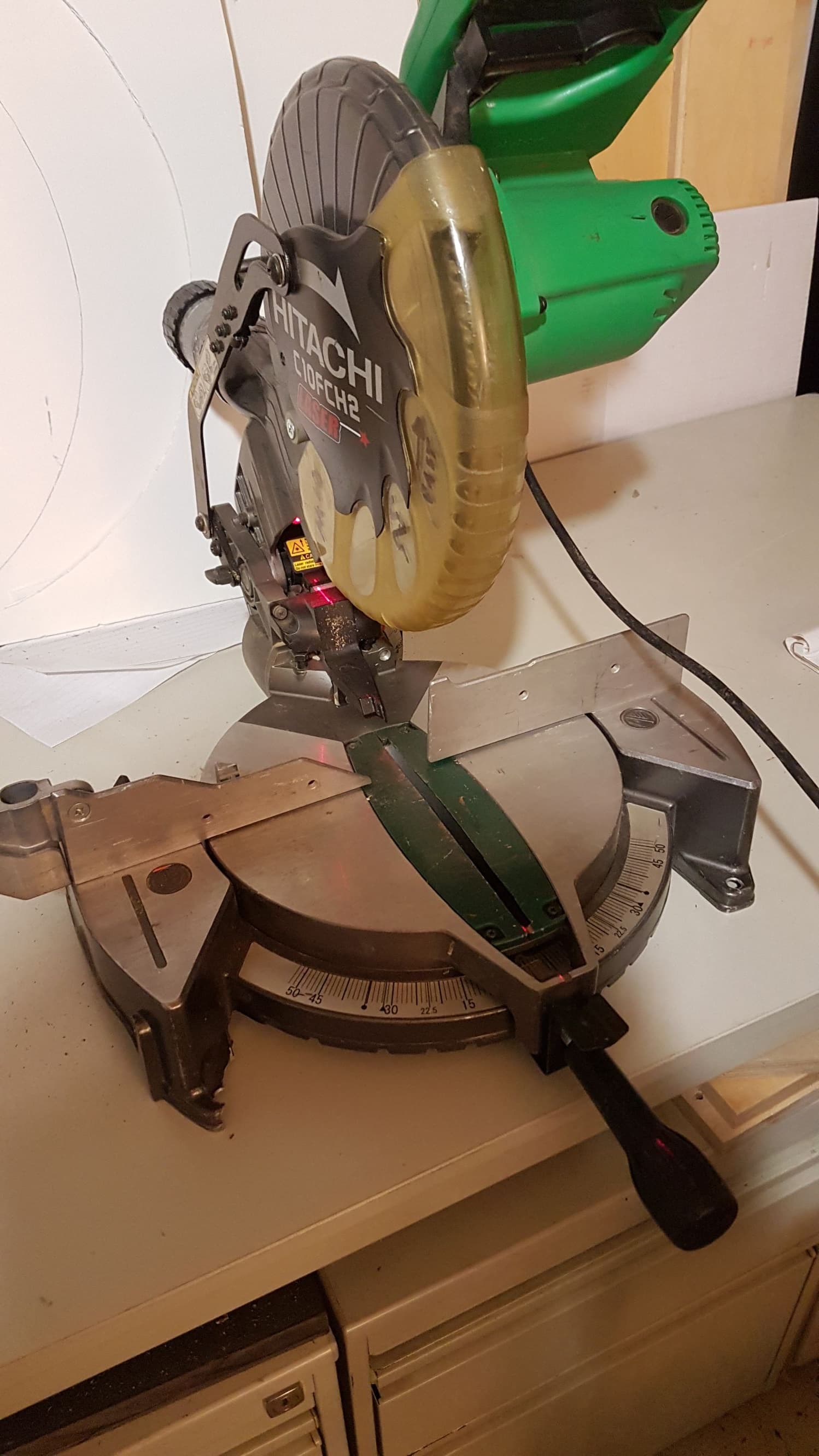 Afkortzaag, draaibaar met graden-instelling. Nauwkeurig af te stellen m.b.v laserstraal.