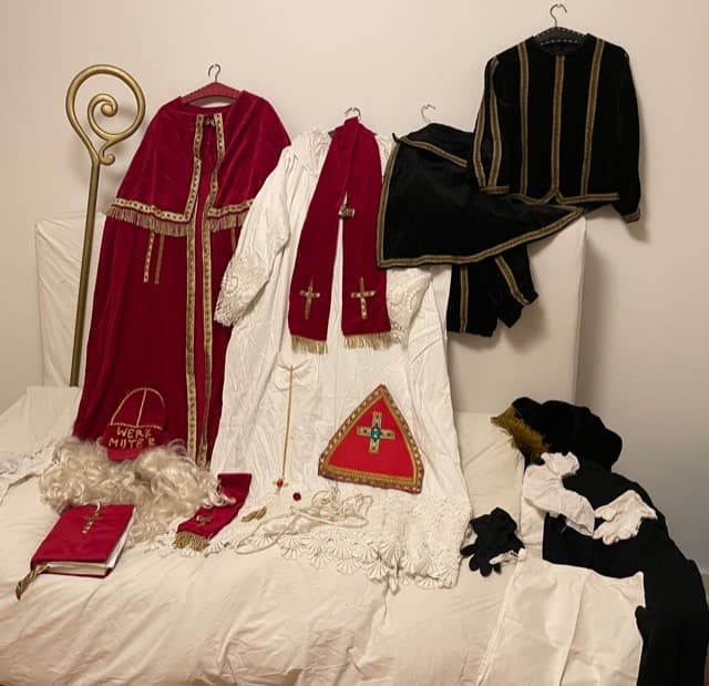 Sinterklaaspak compleet eventueel met Pietenpak