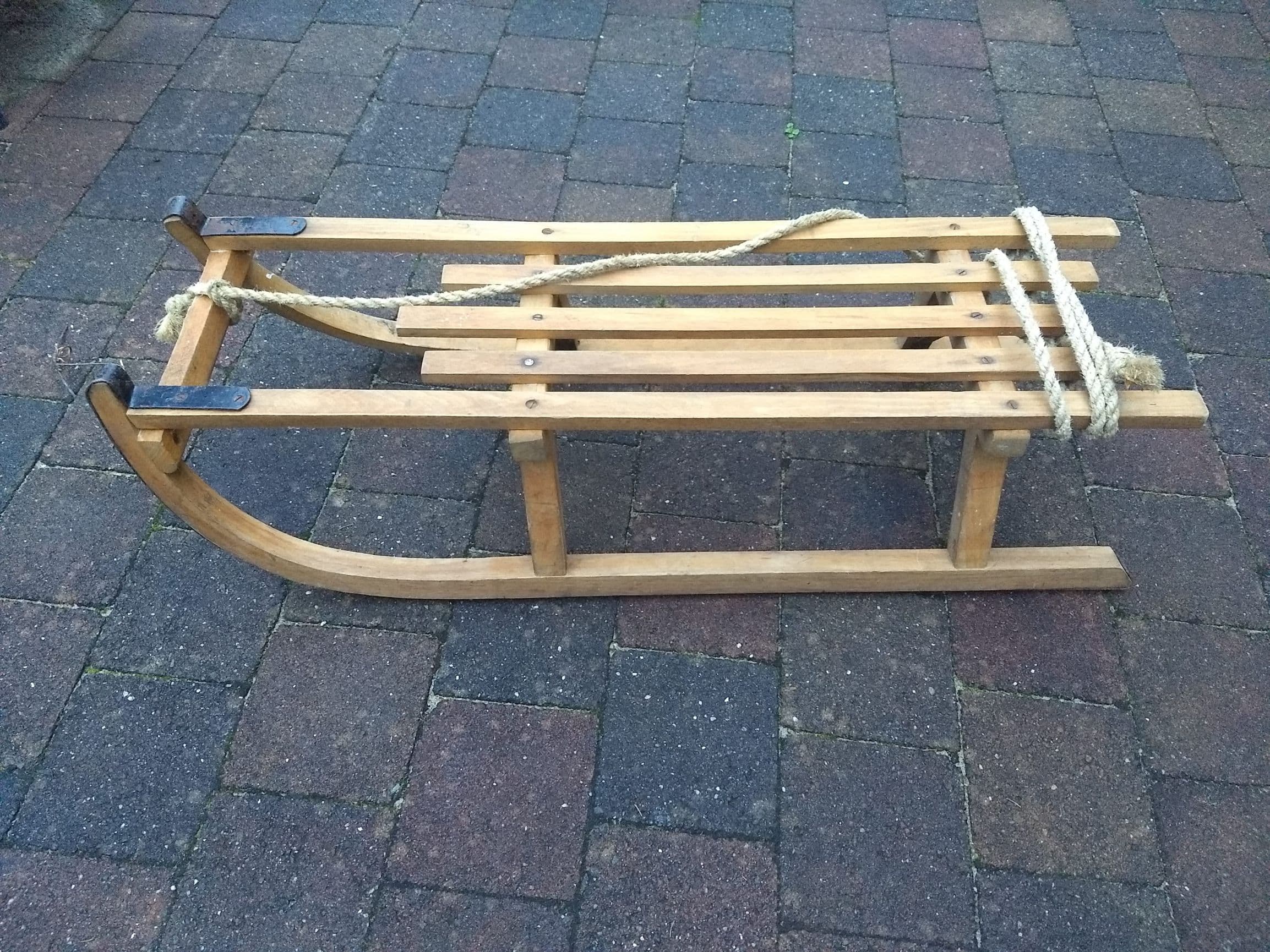 Slee: hout met ijzeren glijders