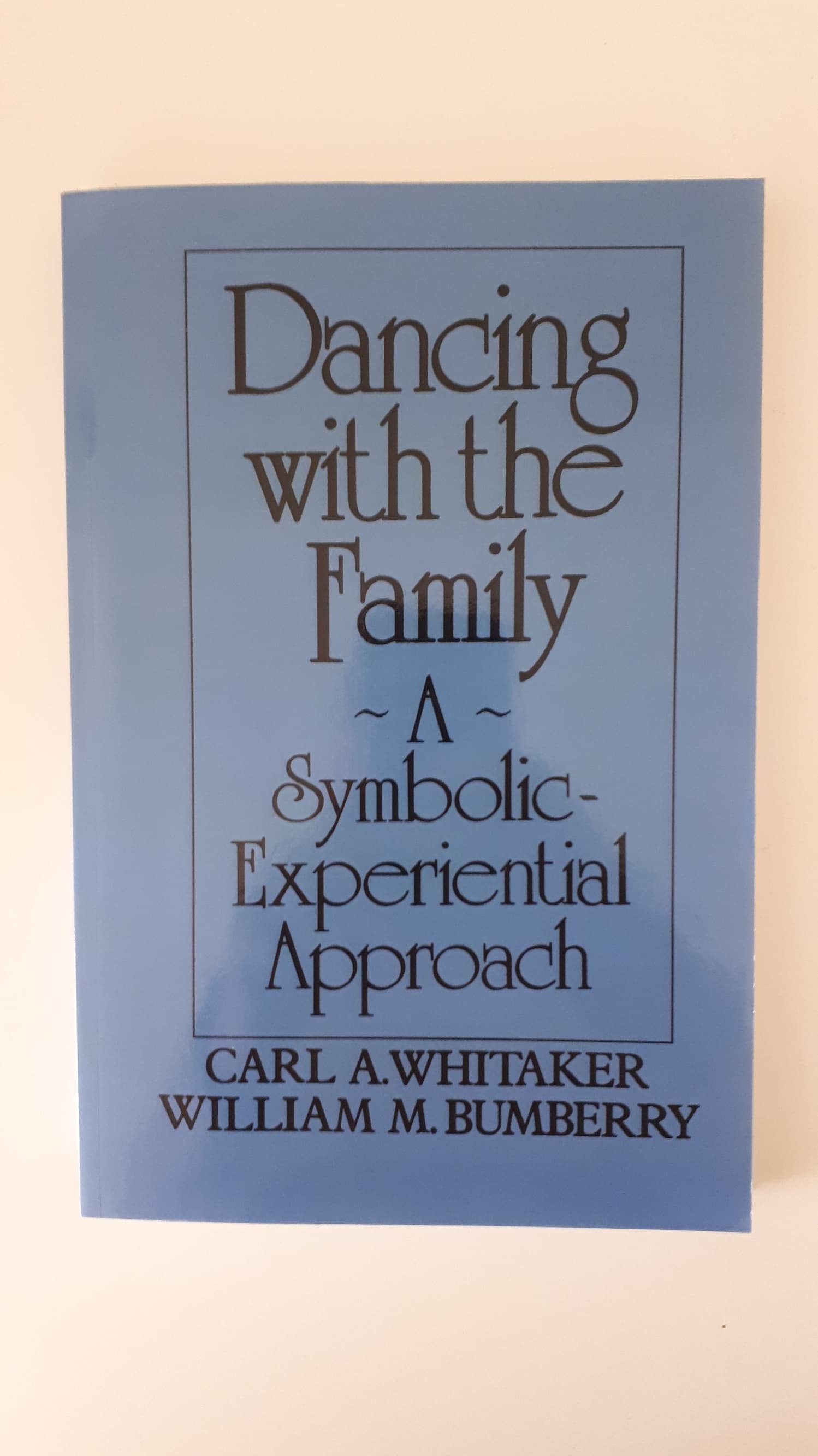 Boek - Dancing with the Family  - Whitaker & Humberry