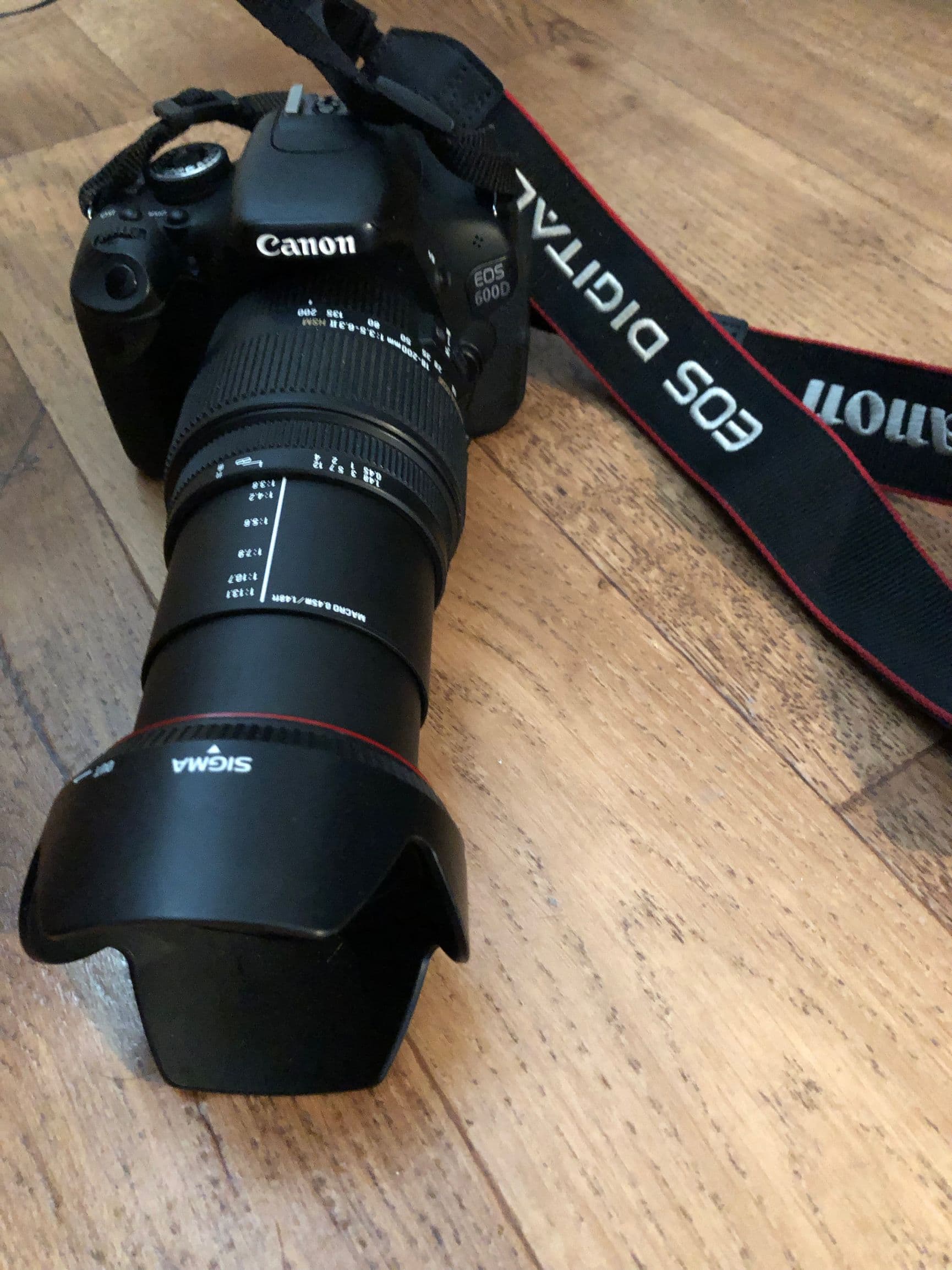DSLR Canon camera 18-200 (+75-300mm)