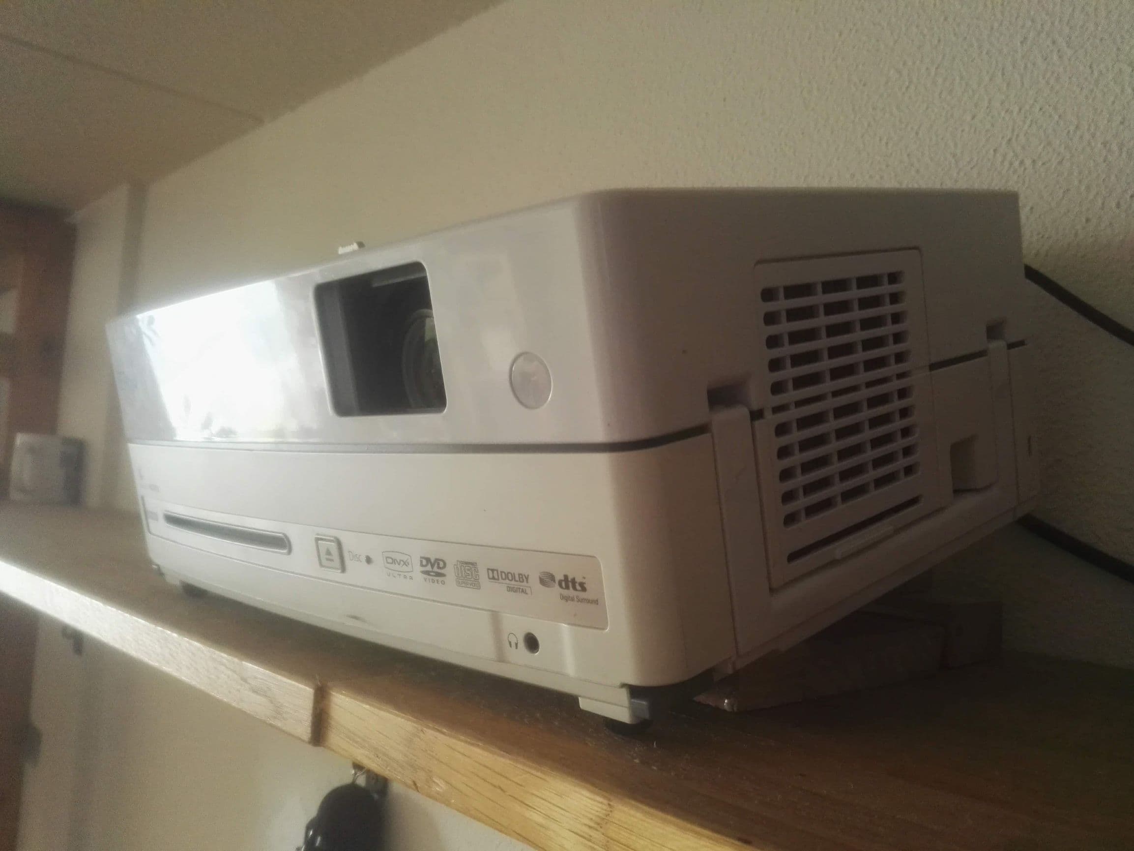 Beamer (HDMI, DVI, VGA en ingebouwd geluid, met dvd-speler)