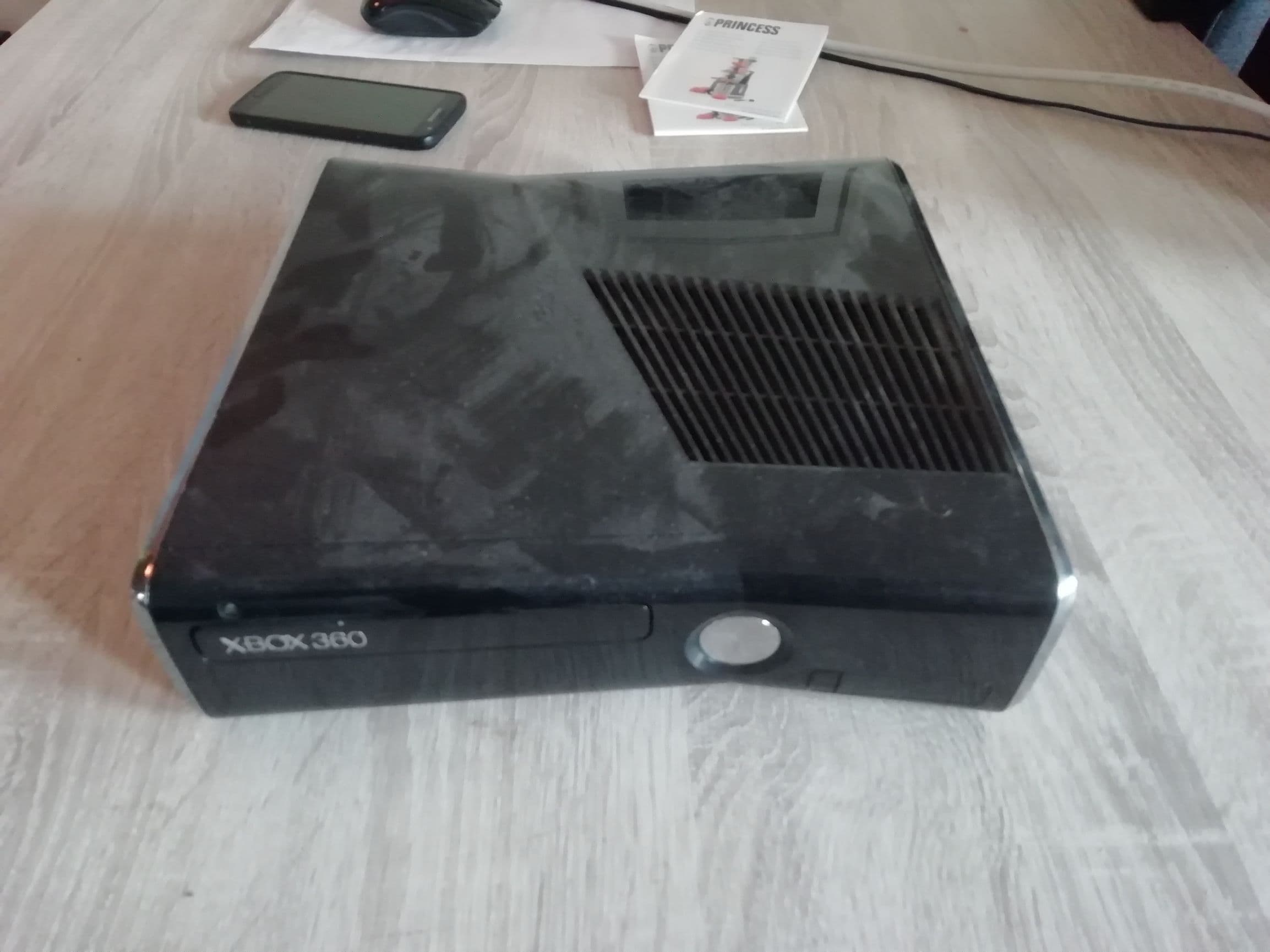 Xbox 360 slim + games + controllers