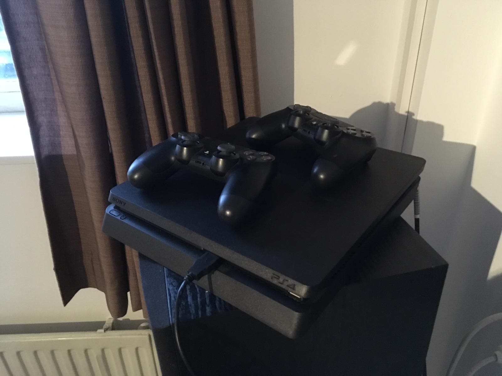 Playstation 4 goedkoop voor langere tijd! +2 controllers