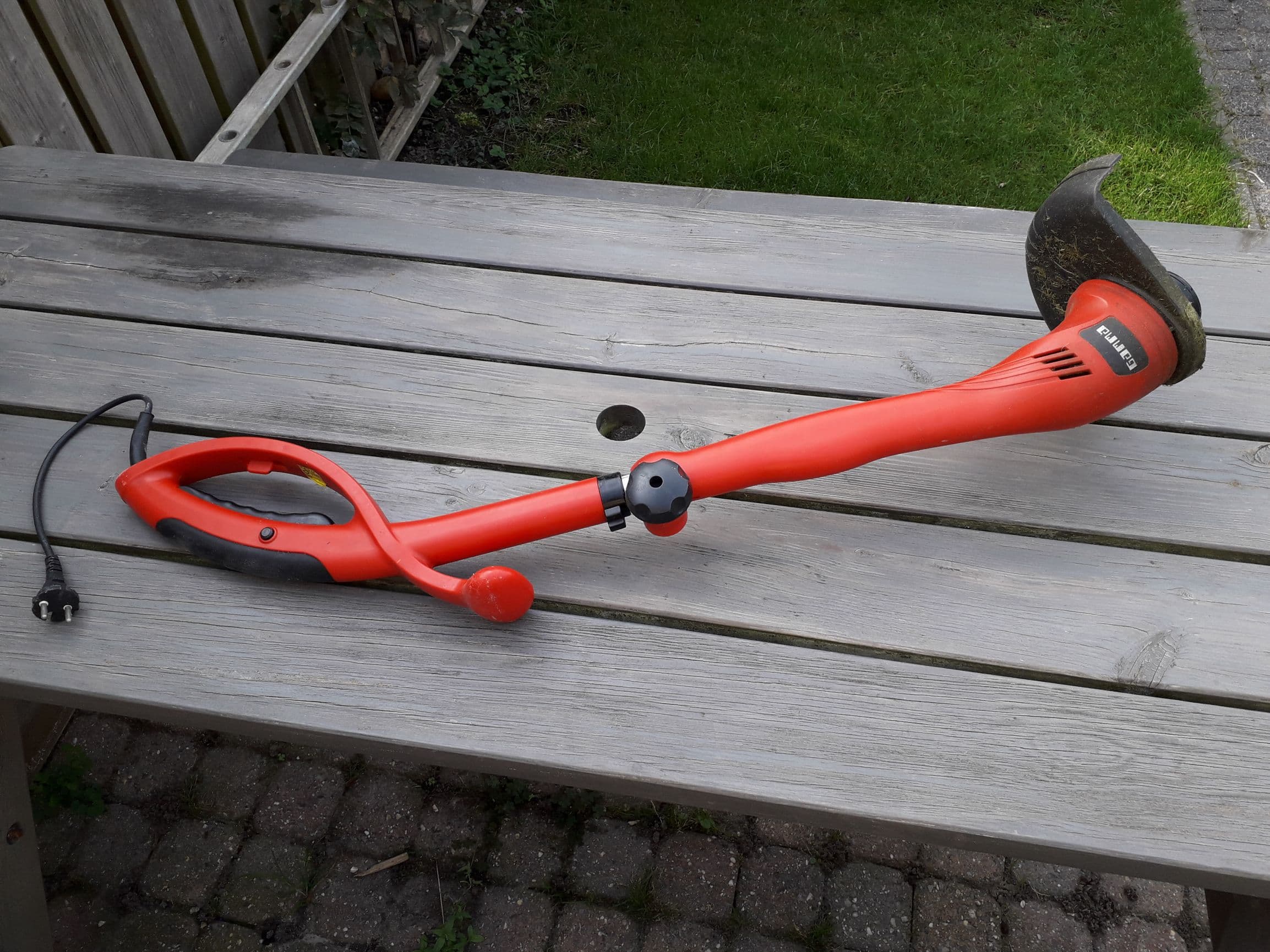 Gras trimmer van Gamma merk. Ideaal voor gazonranden. 