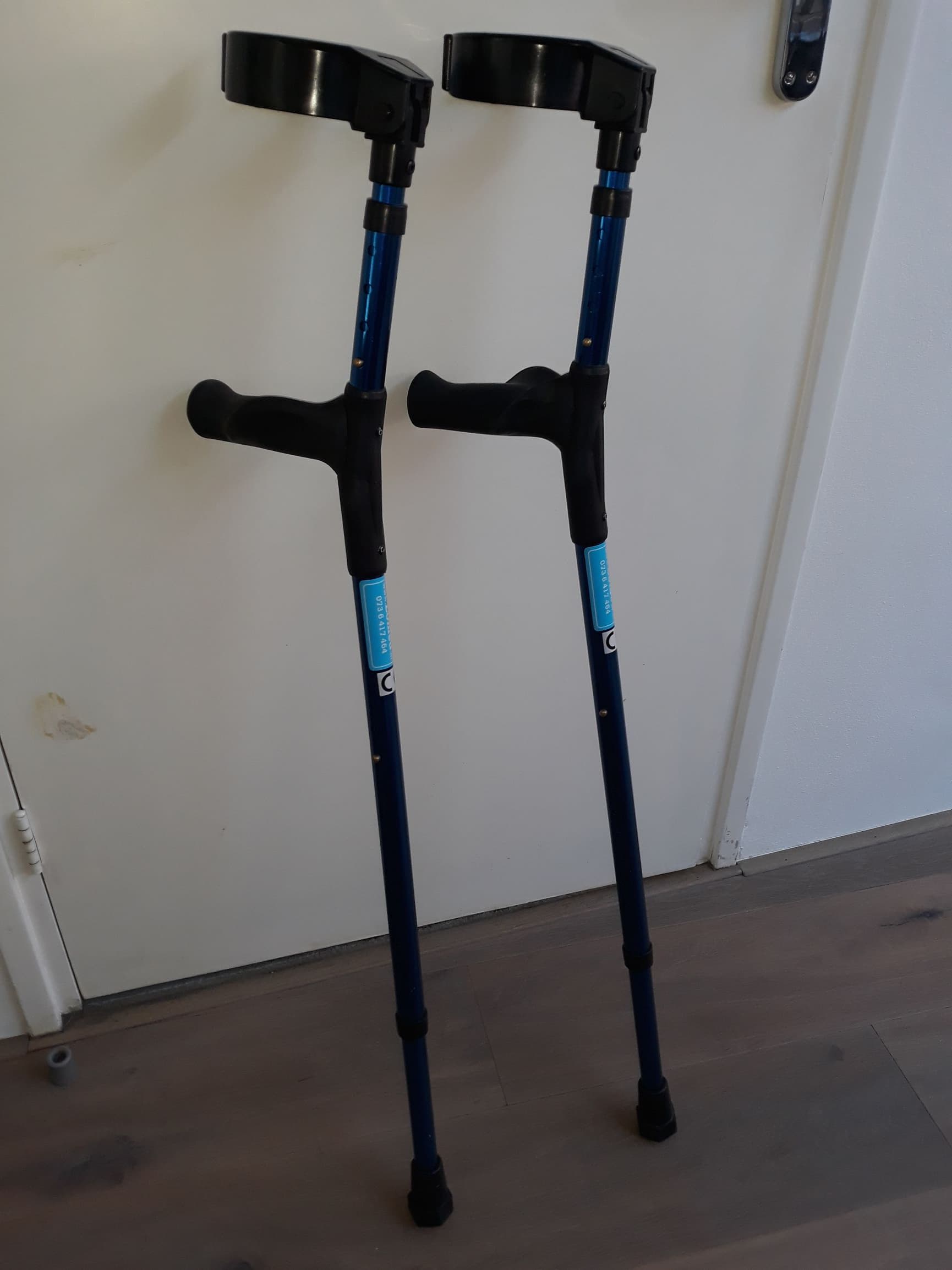 Twee prima lichtgewicht krukken (blauw)
