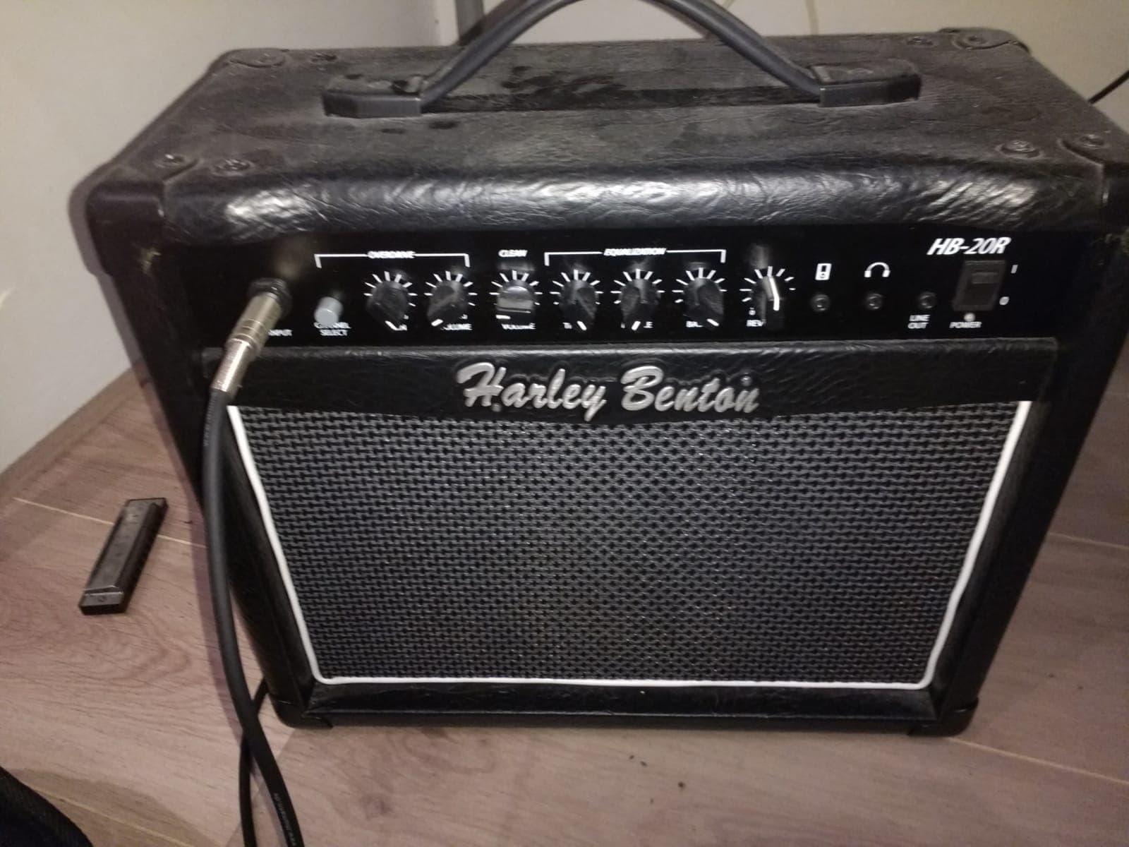 Adonis gitaar met harley benton versterker