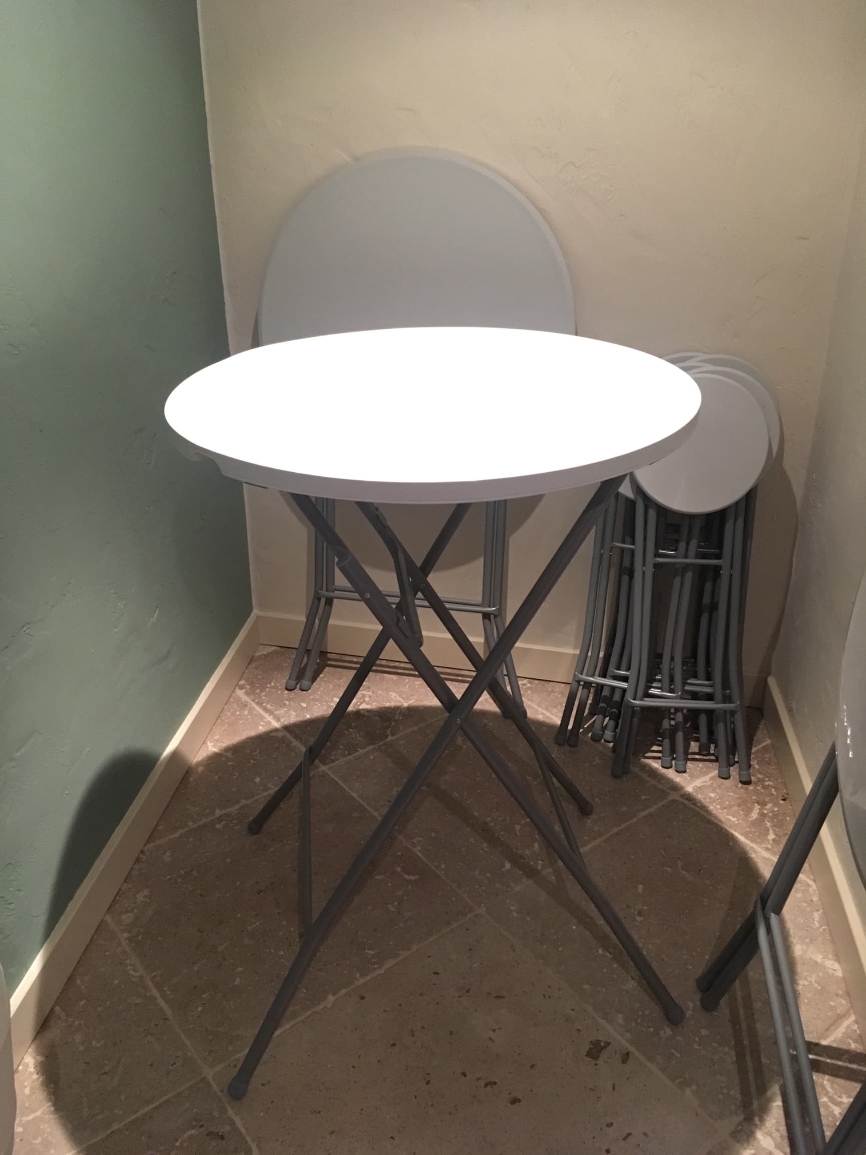 3 hangtafels als nieuw te huur
