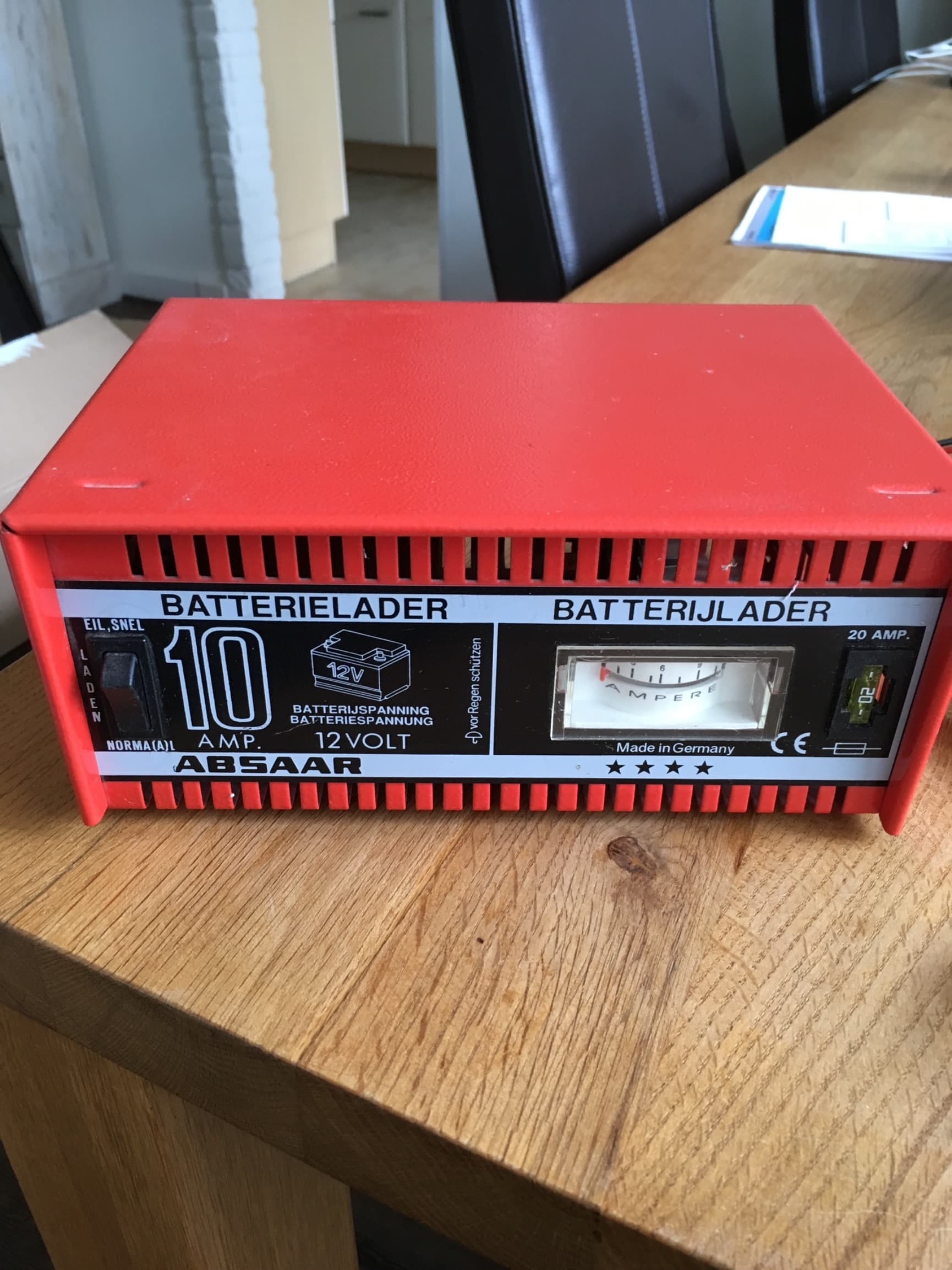 Absaar 10 AMP. Lader voor autoaccu 12 Volt, normaal of snel laden.