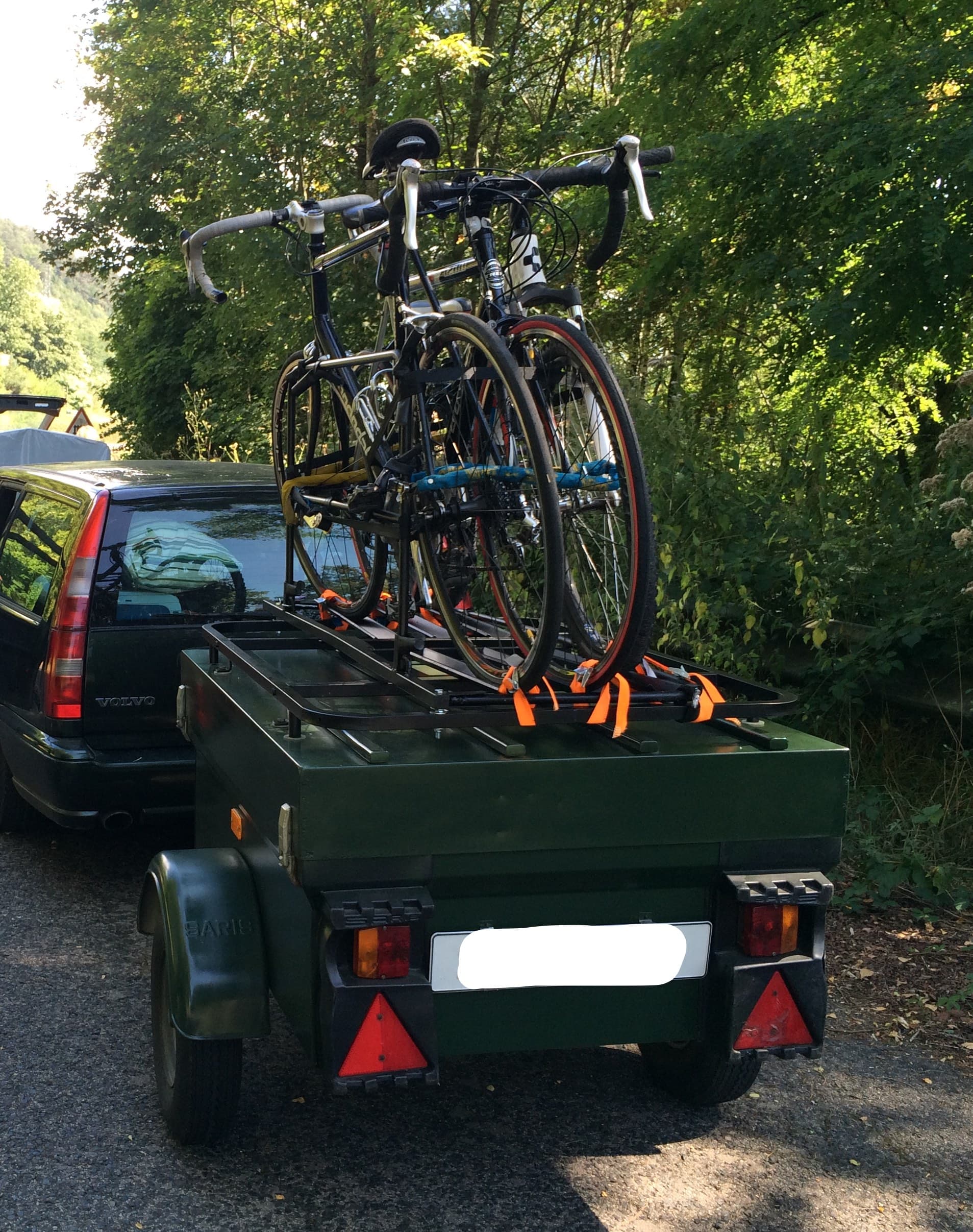 Kleine compacte aanhanger met fietsendrager voor drie fietsen.