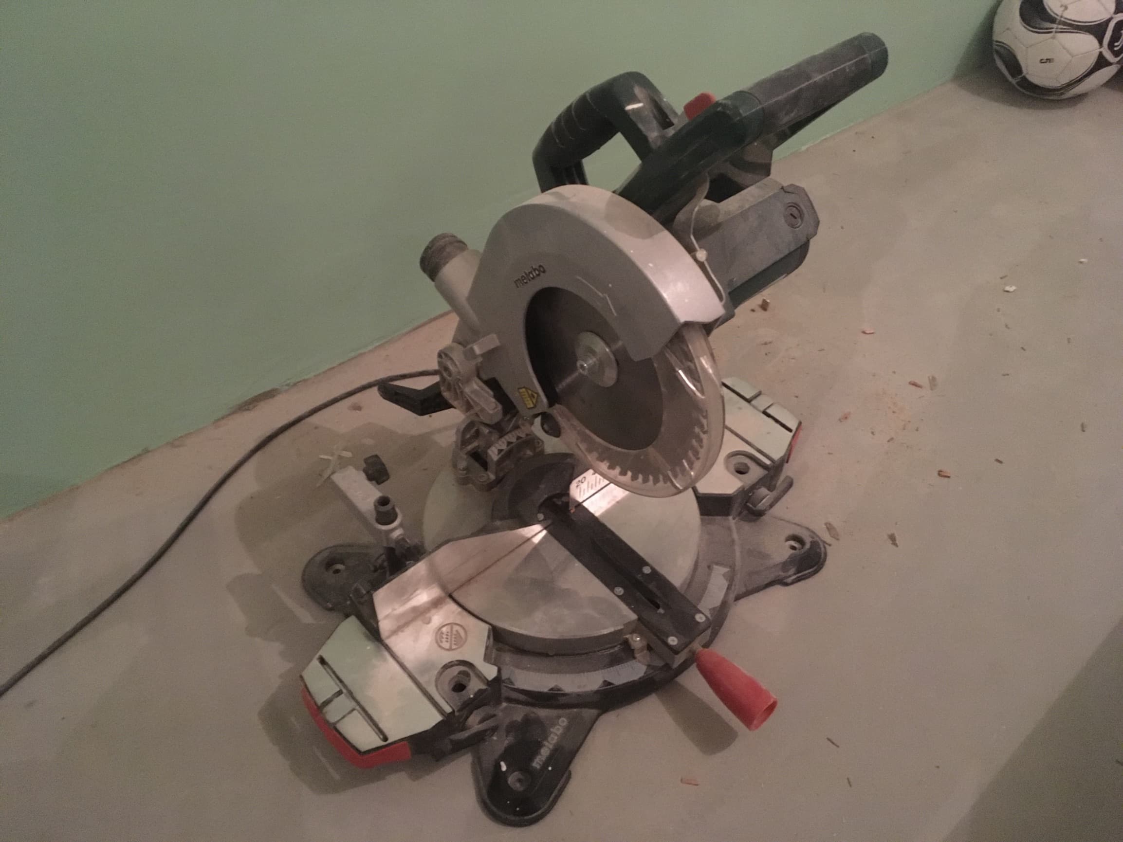 verstekzaagmachine / afkortzaag