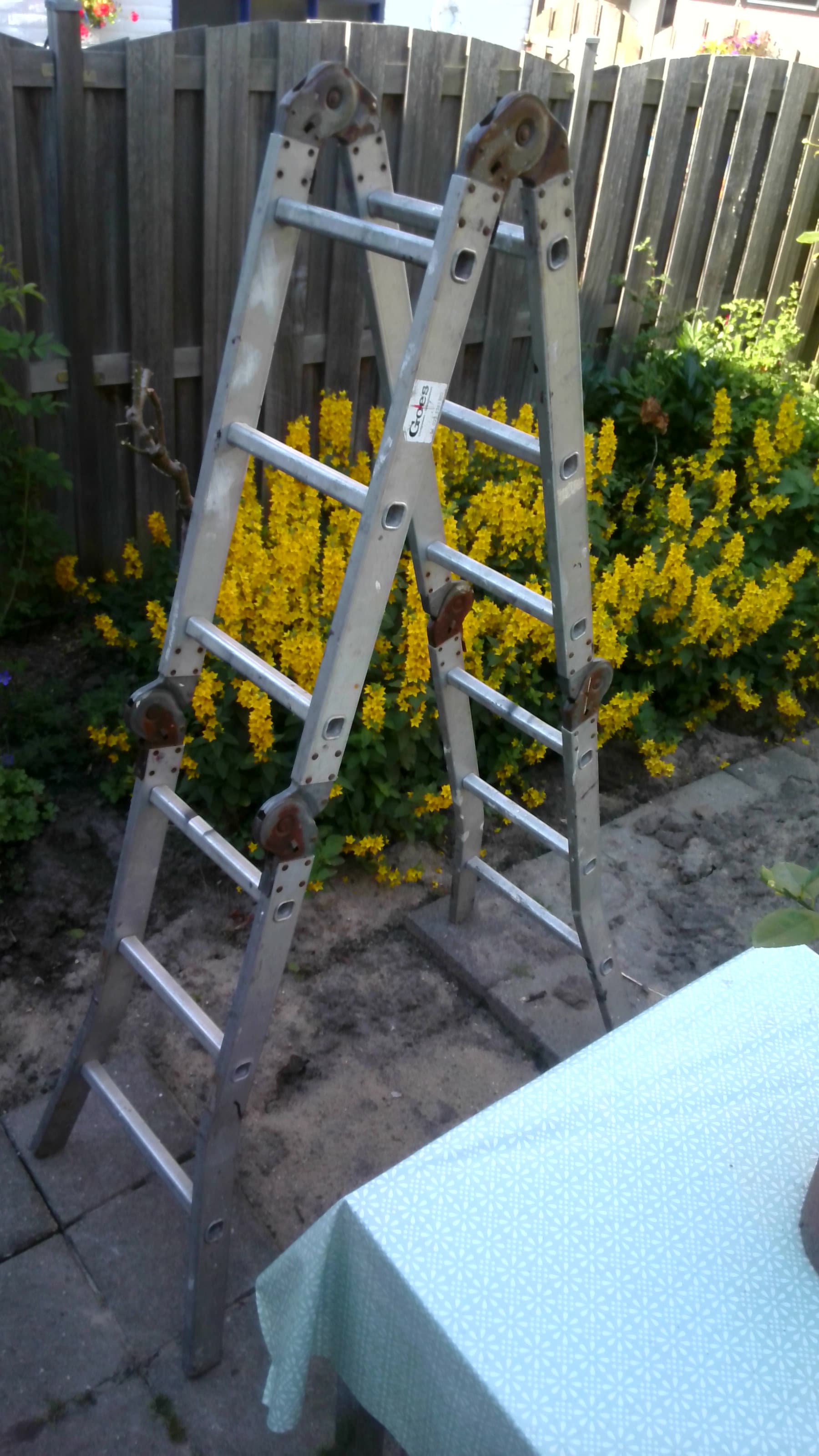 opvouwbare ladder (pakket van 1 meter), 3,5 meter lang, werkhoogte plm. 4 meter, ook als steiger of trap op te stellen.