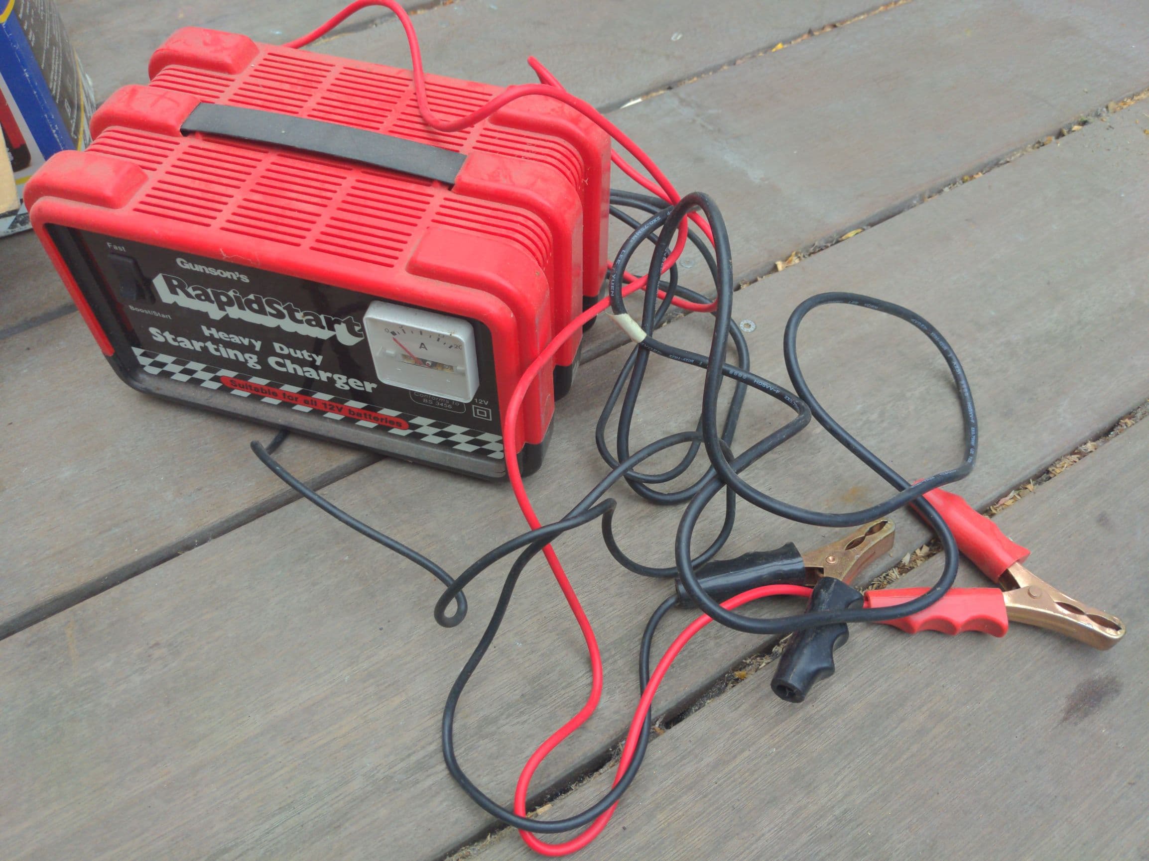 Druppeloplader. Car battery charger with start function