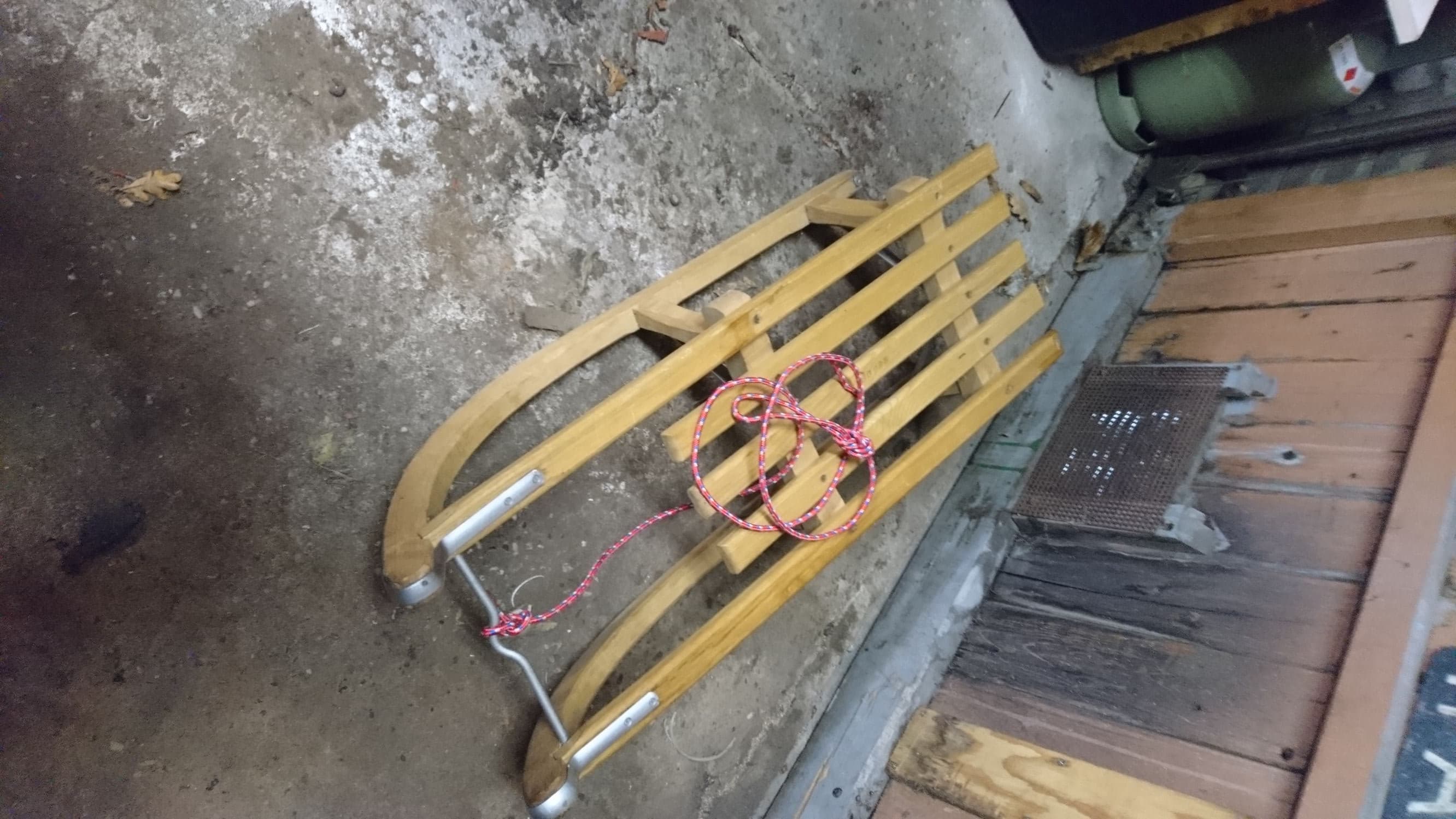 Houten slee met koord