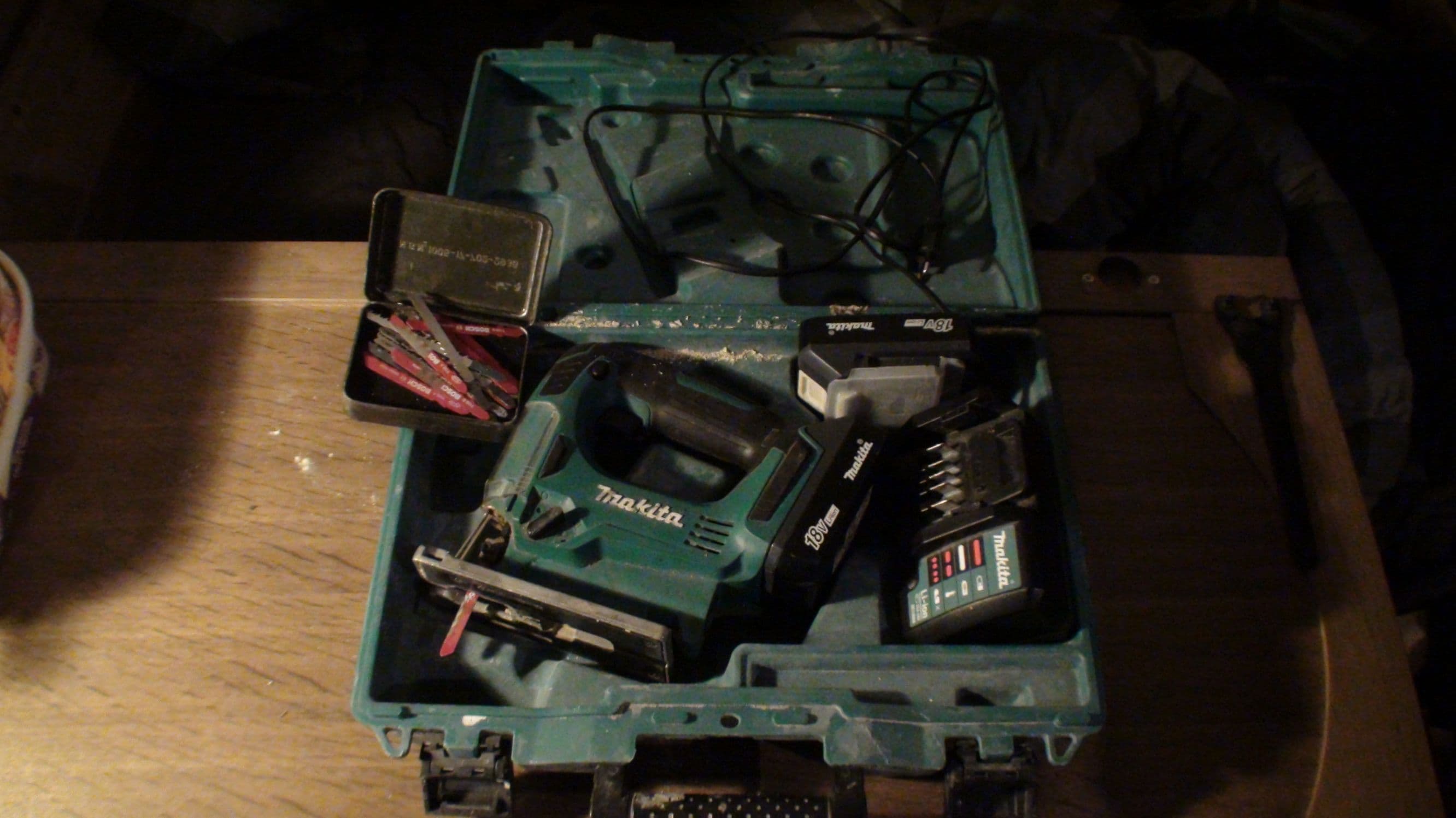 Accu Decoupeerzaag met twee accu's + lader 