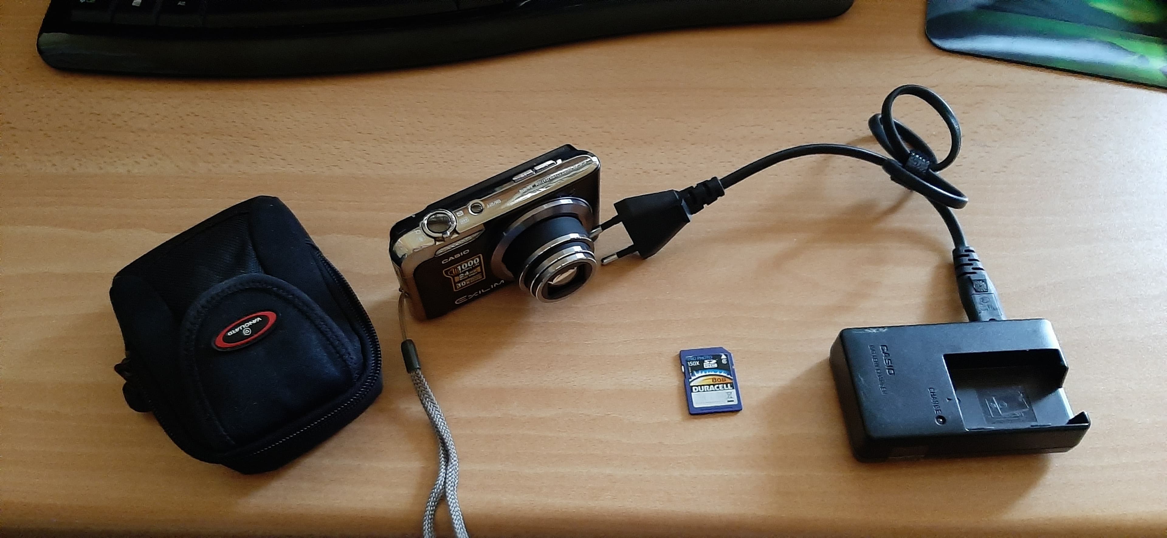 compact camera 10 x zoom met 2 accu's en 8GB Sd kaart