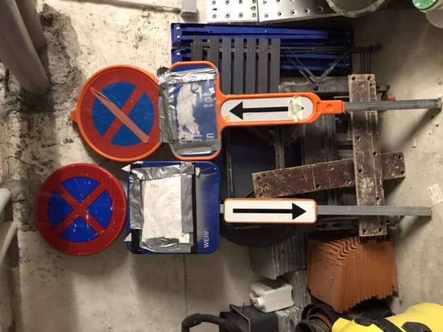 Borden parkeren verboden + blokken