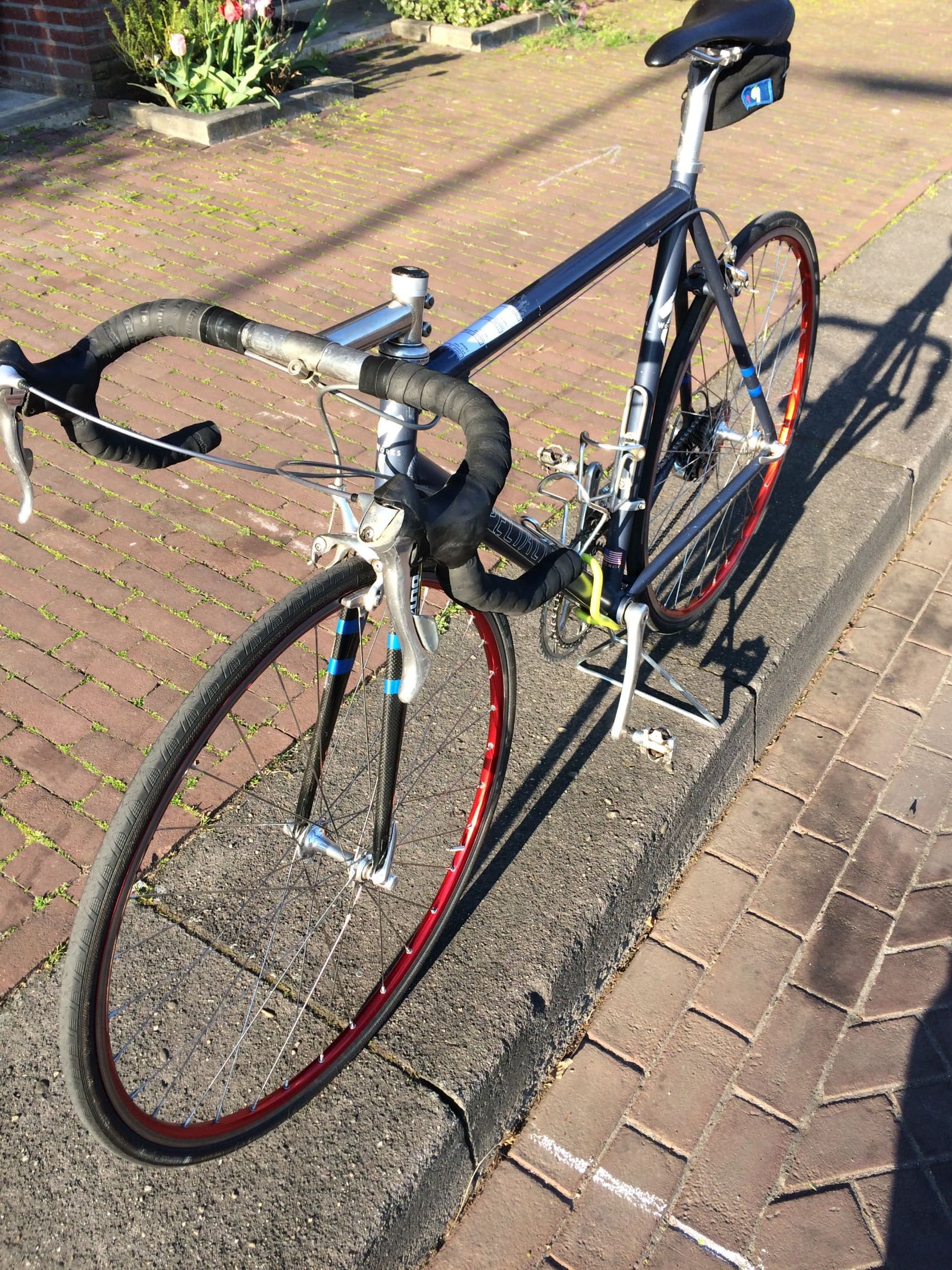 Racefiets voor lengte 1,70 - 1,80 eventueel met helm, bidons en stuurtas. Eventueel ook fietskleding.