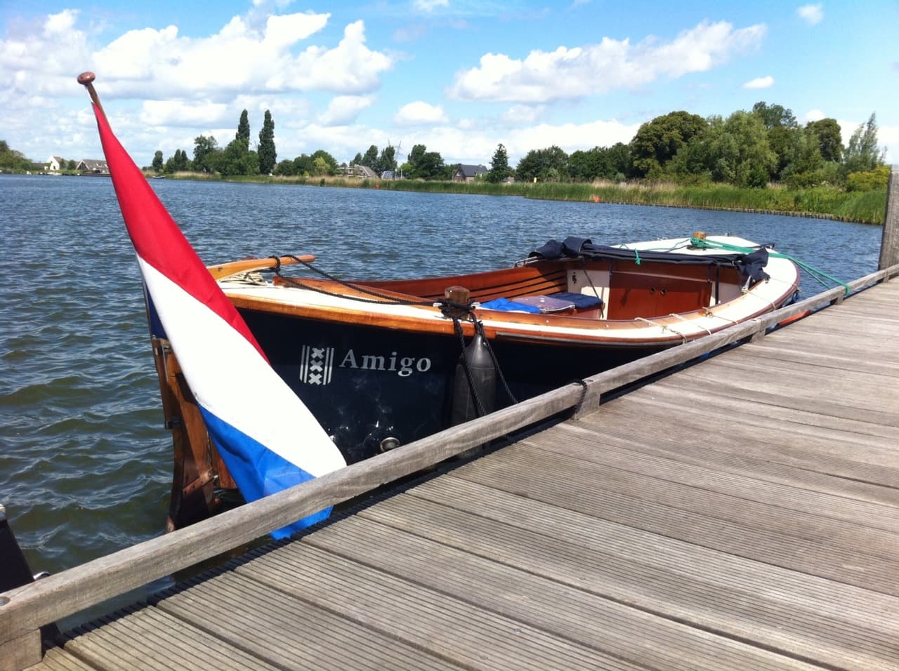 Open boot. Binnenboordmotor. Ca 4-6 personen
