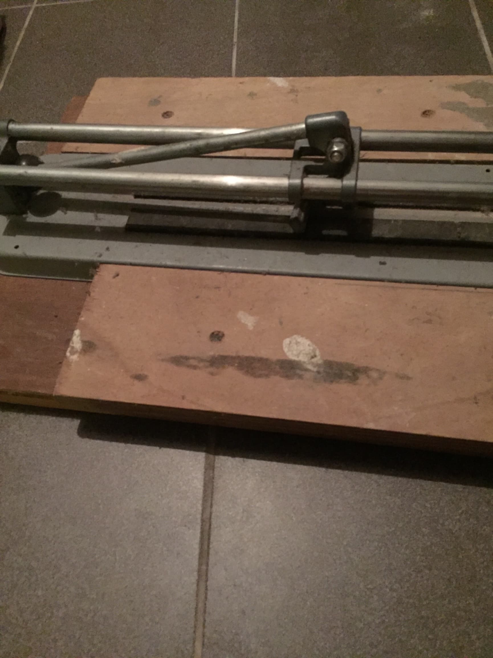 Tegelsnijder op plank