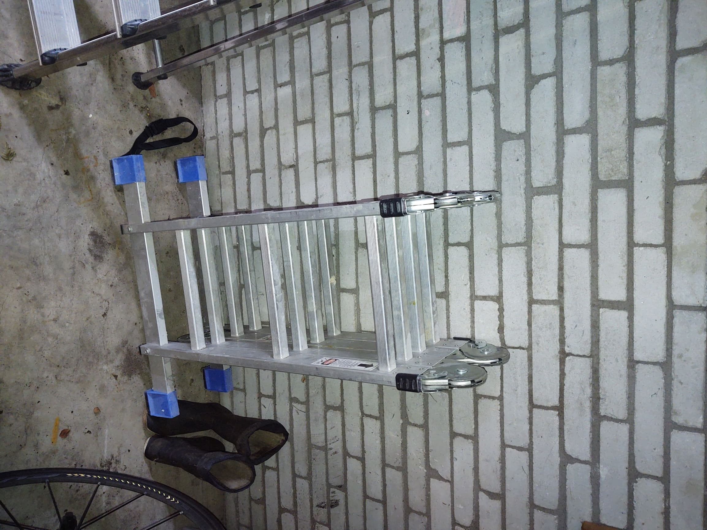 opvouwbare ladder (pakket van 1 meter, op de fiets te vervoeren), 3,5 meter lang, werkhoogte plm. 4 meter, ook als steiger of trap op te stellen.