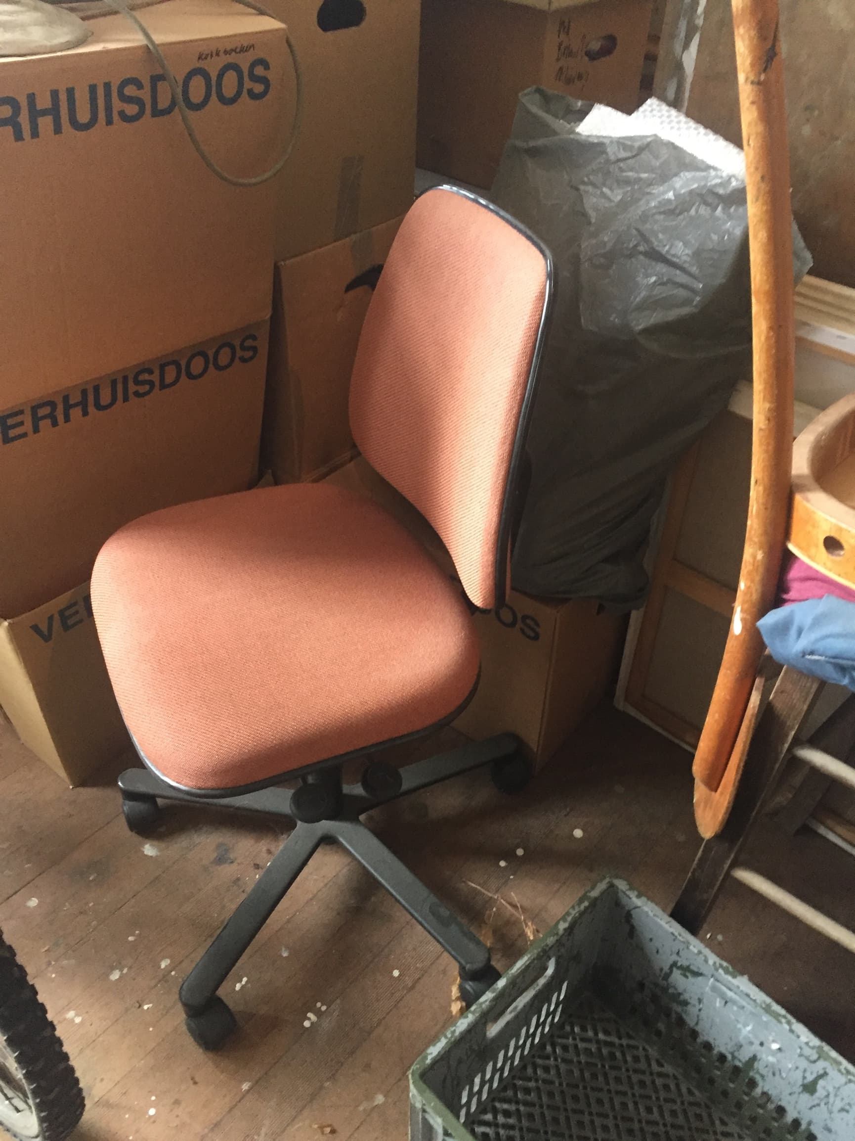 2 Bureaustoelen zwart en oud roze