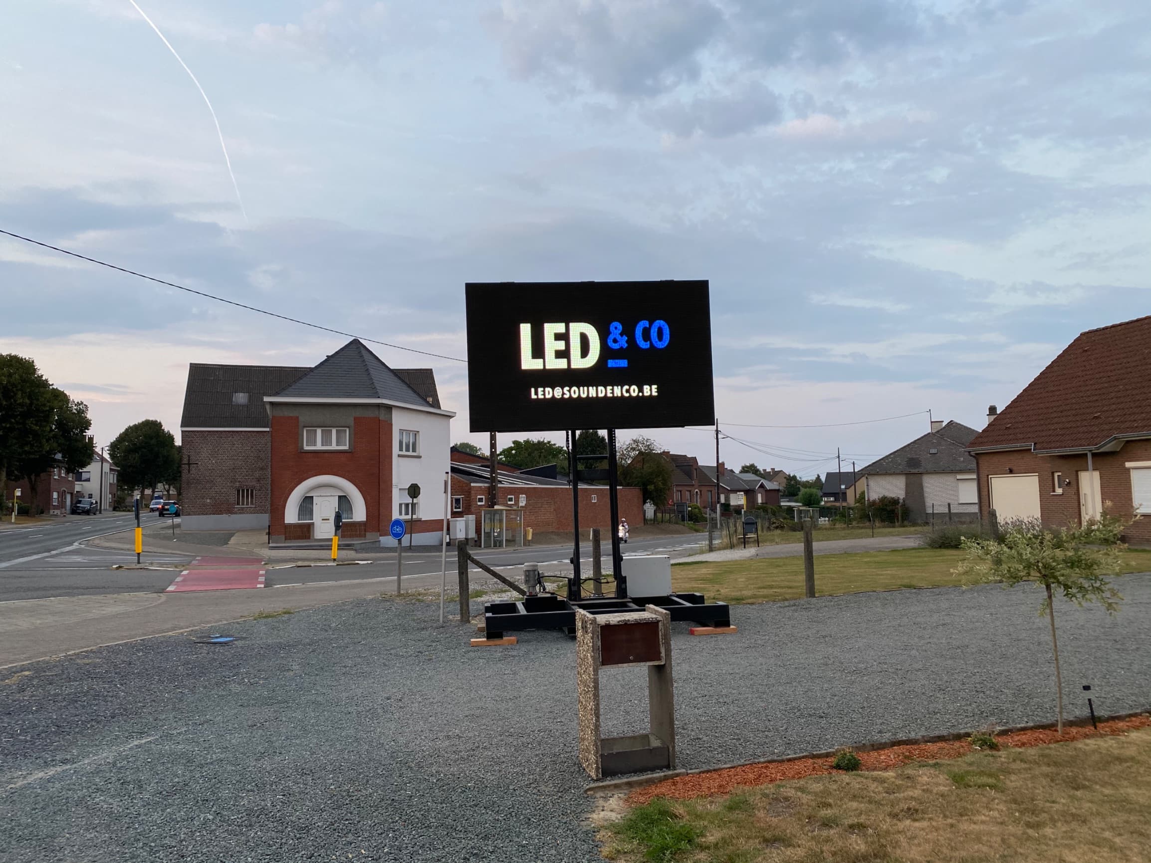 Ledscherm op voet