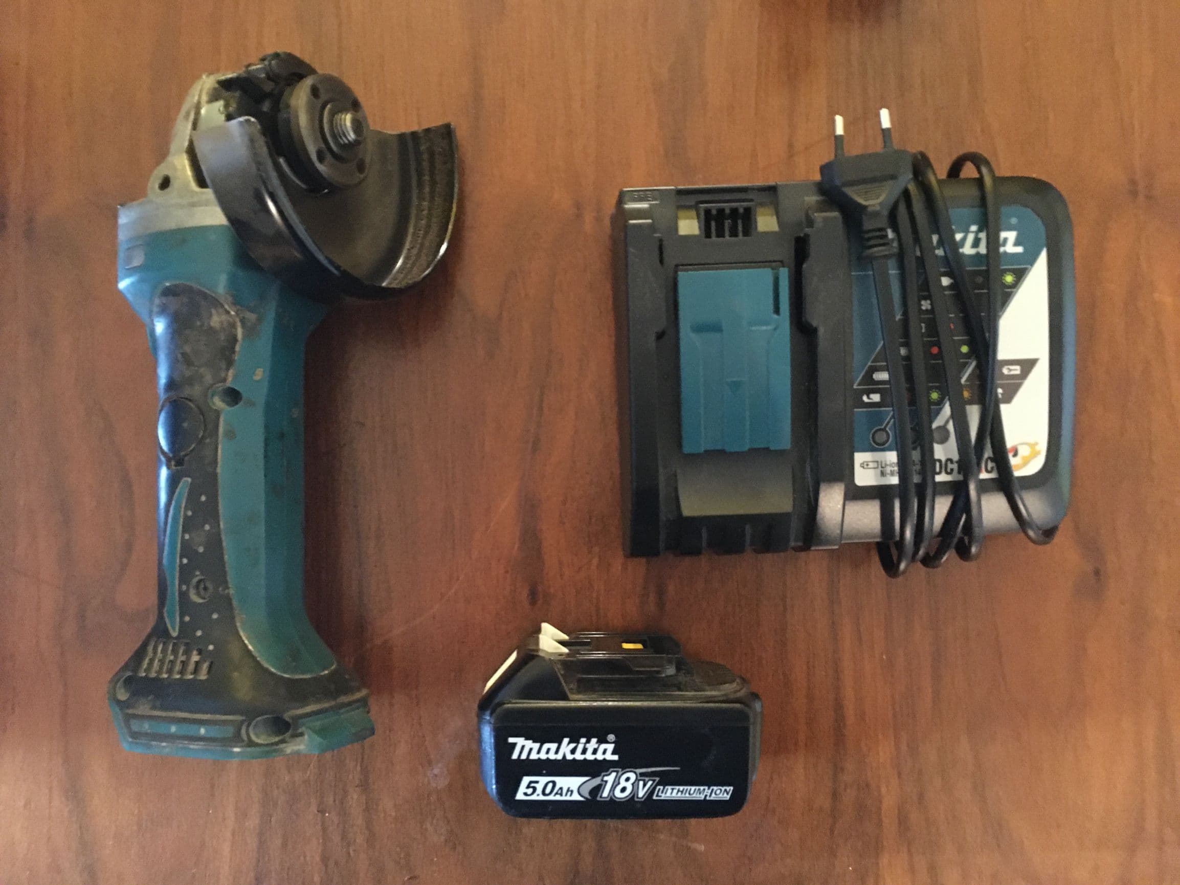Makita Slijptol / Haakse slijper DGA 452 + 18V 5AH Accu + Lader