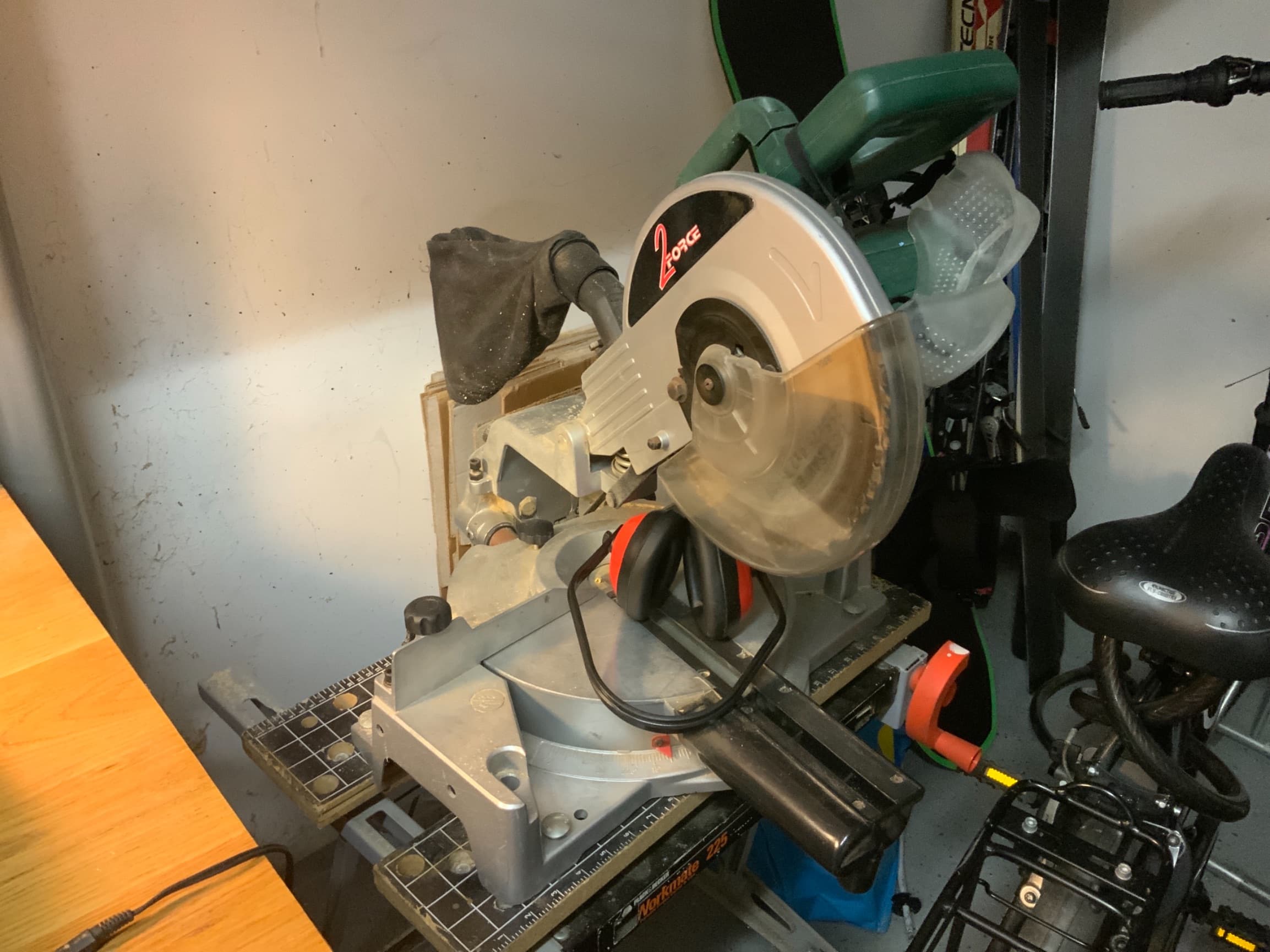Afkortzaag machine met onderstel