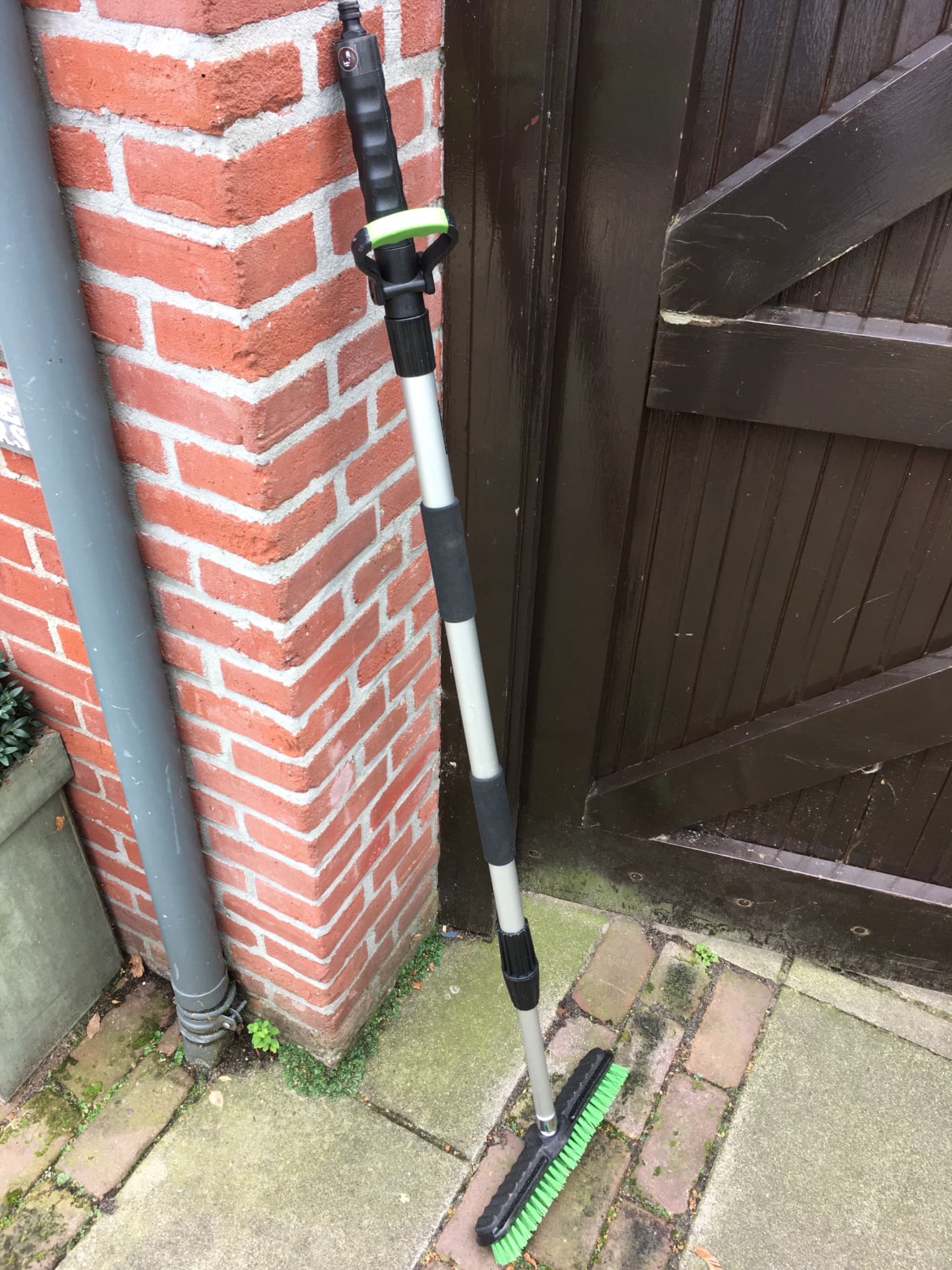Waterbezem aan te sluiten op de kraan