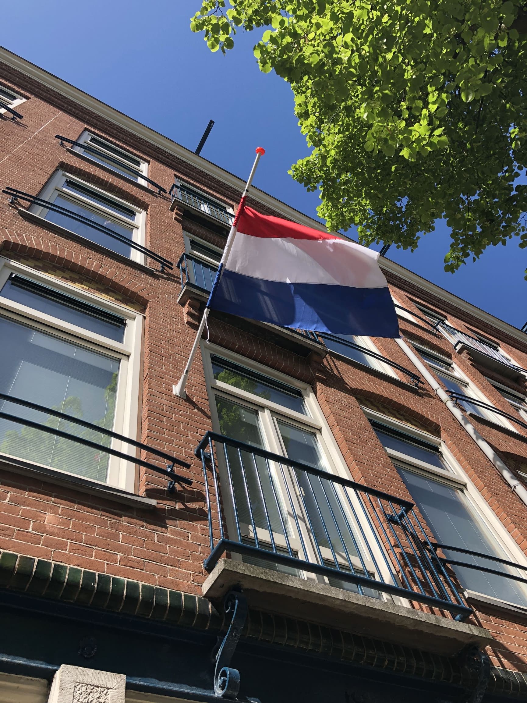 Vlaggenstok en vlag nl voor vandaag!