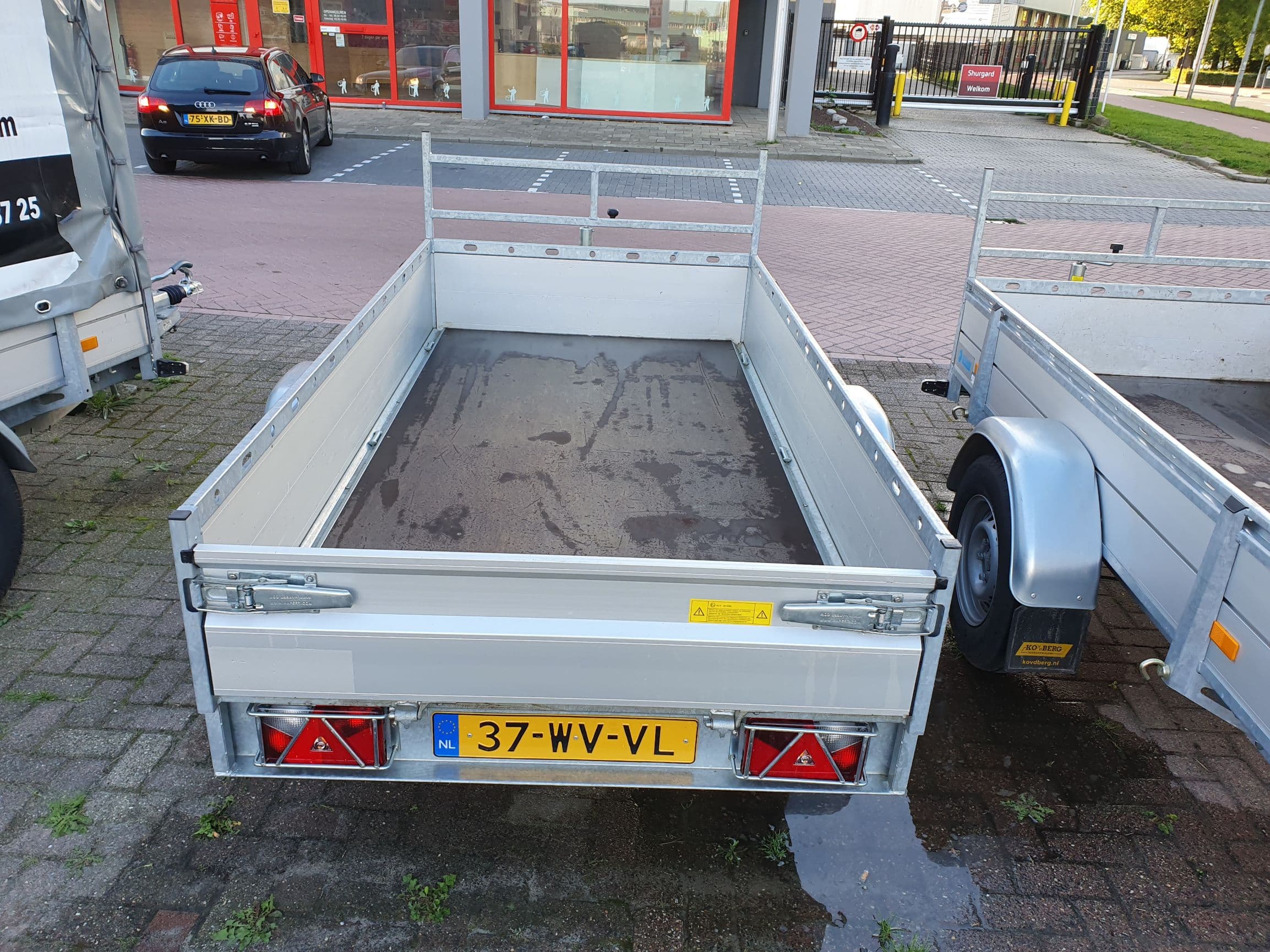 Open aanhanger | Ma - Do €32,50 p/d | Vr - Zo €40,00 p/d | Incl. Spanbanden, Oprijplank, Meubelhondjes, 7 en 13 polige stekker.