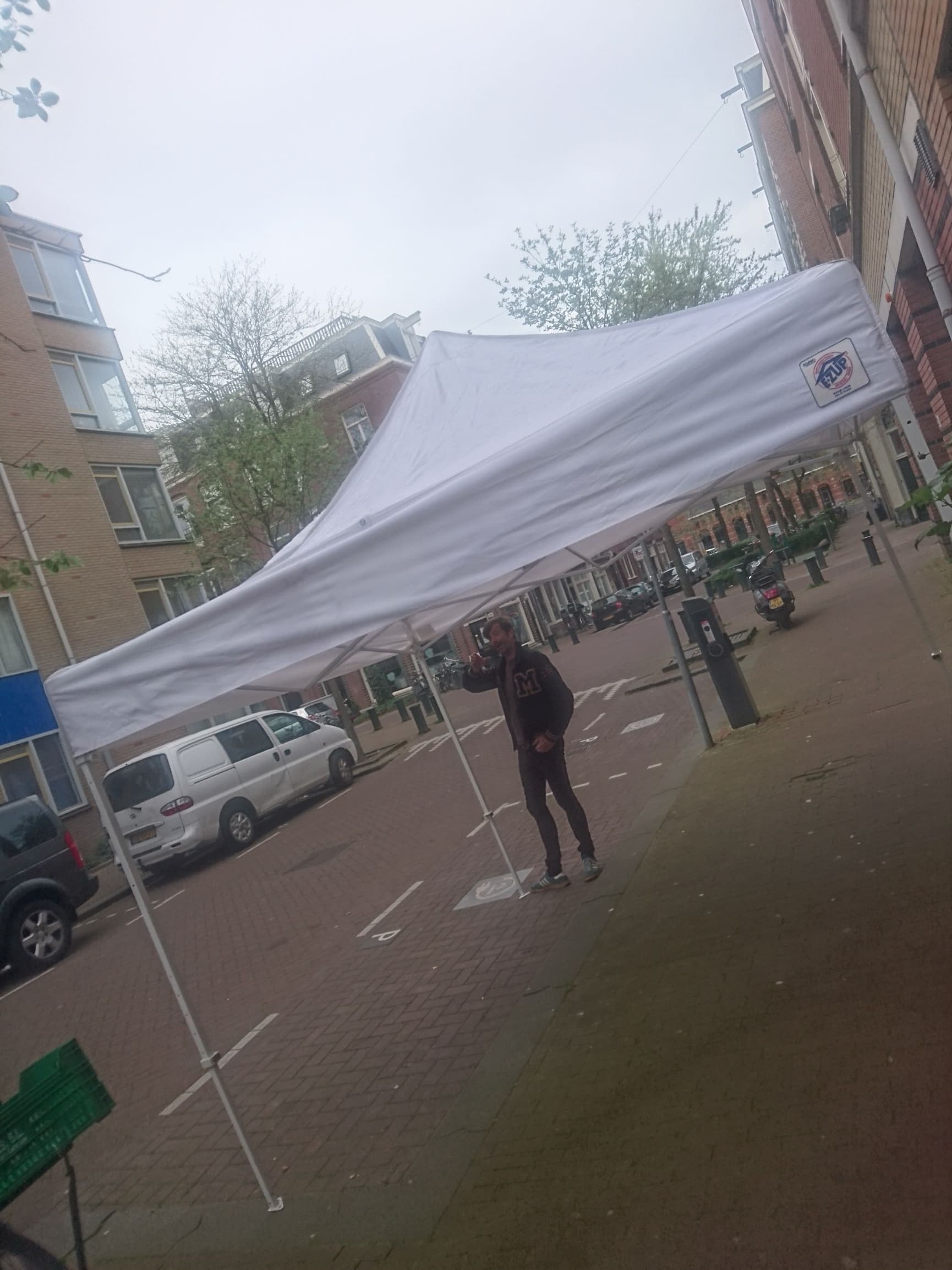 Grote, stevige partytent voor al jullie buitenfeestjes :). 