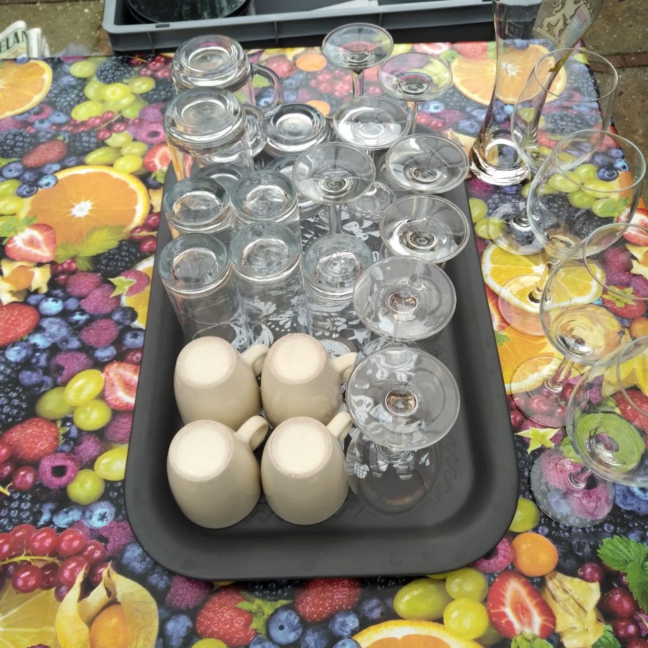 Krat met koffiespullen en glazen